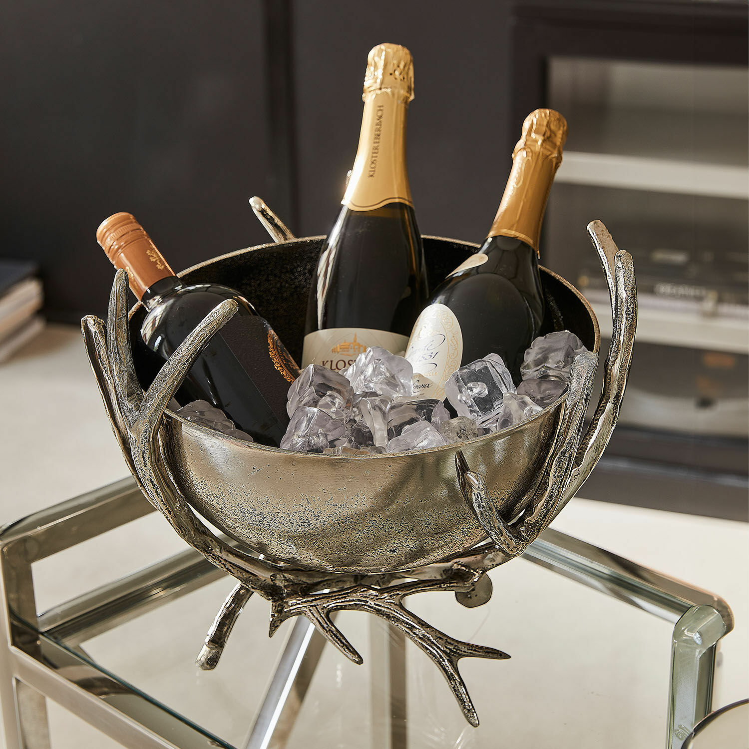 Metall-Eisbehälter in Silber mit Geweih-Design, gefüllt mit drei Wein- und Champagnerflaschen