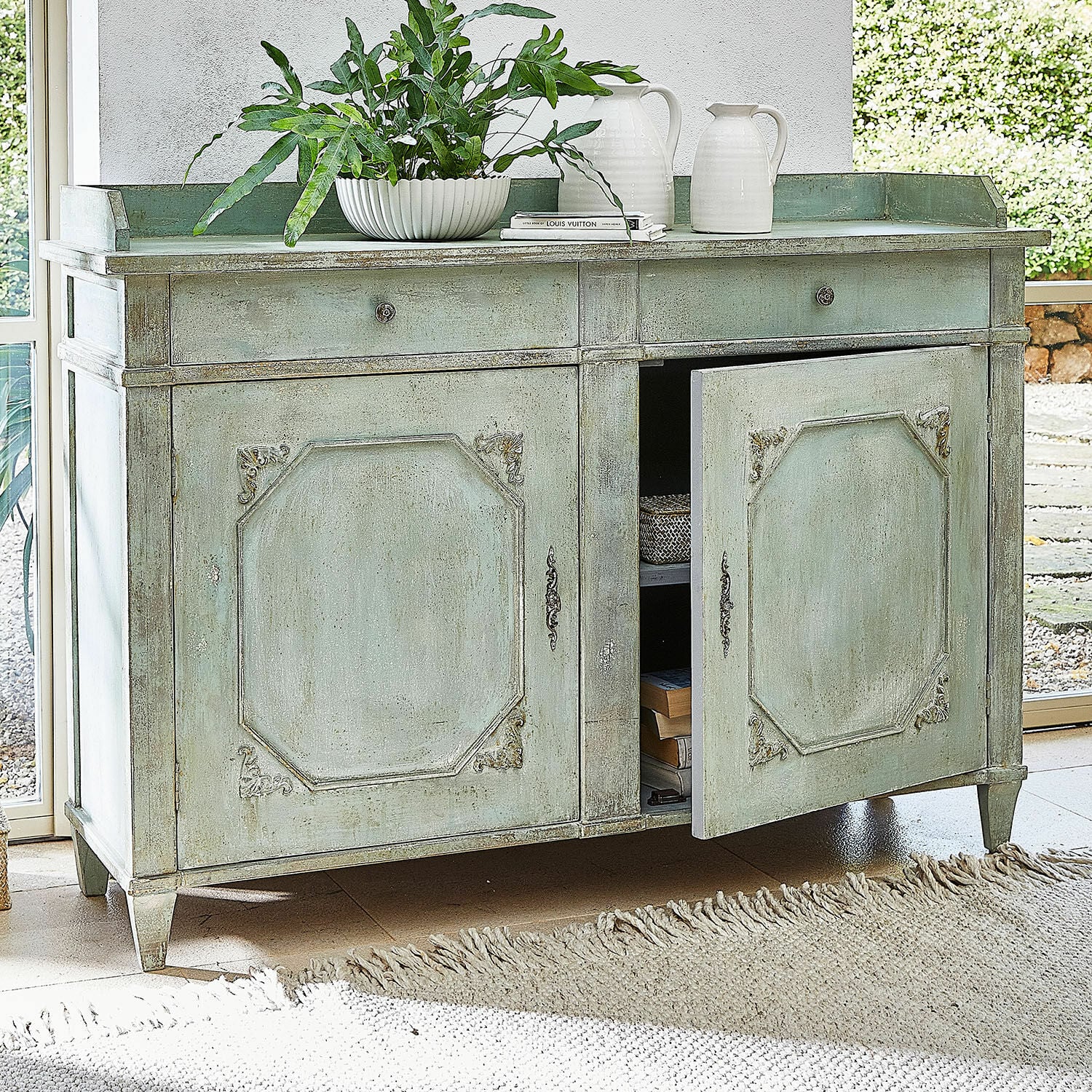 Kommode Mervelique Grüner Holzschrank mit zwei Schubladen und dekorativen Türen im Vintage-Stil