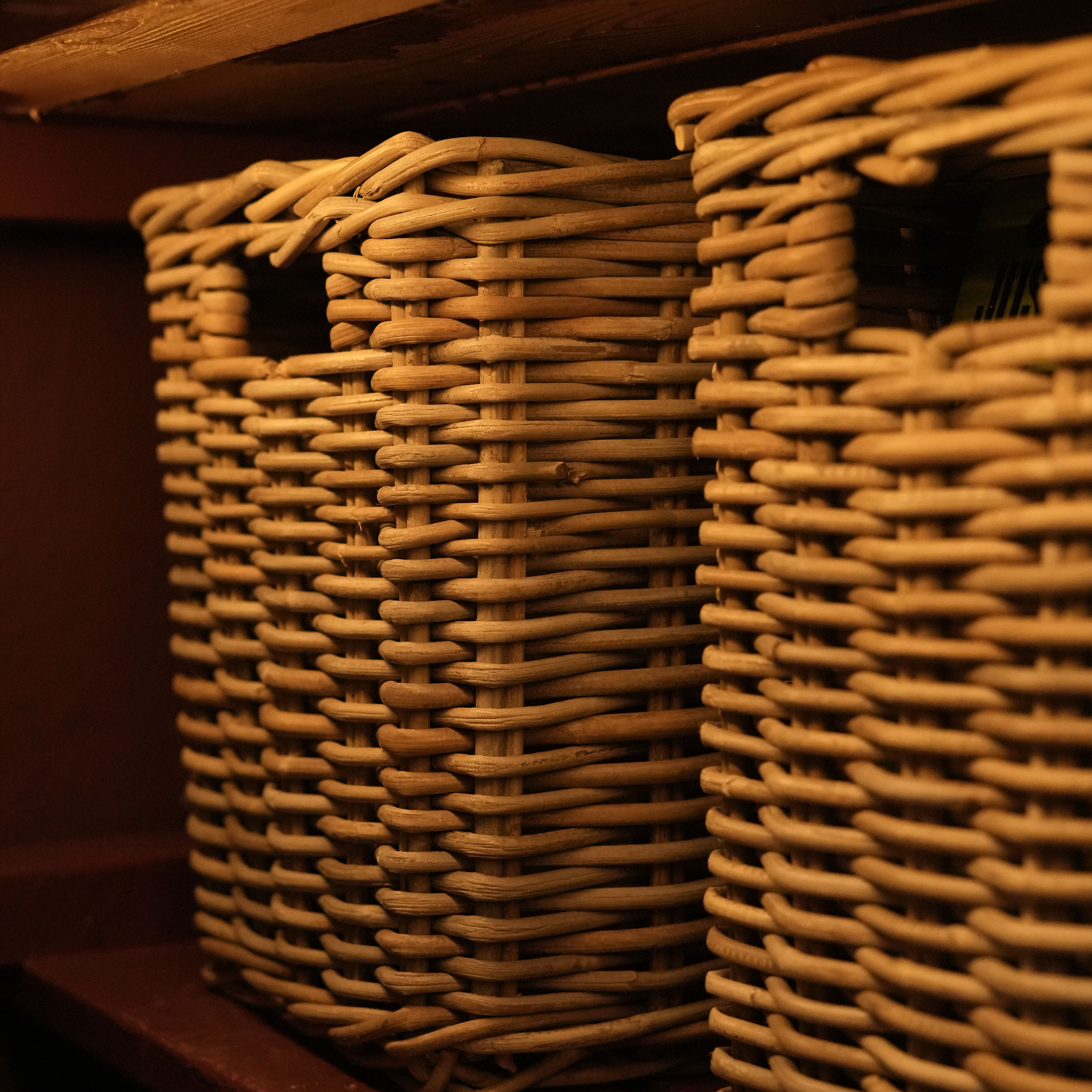 Natürlicher Korb aus Rattan in warmem Beige, ideal zur Aufbewahrung und Organisation im Zuhause