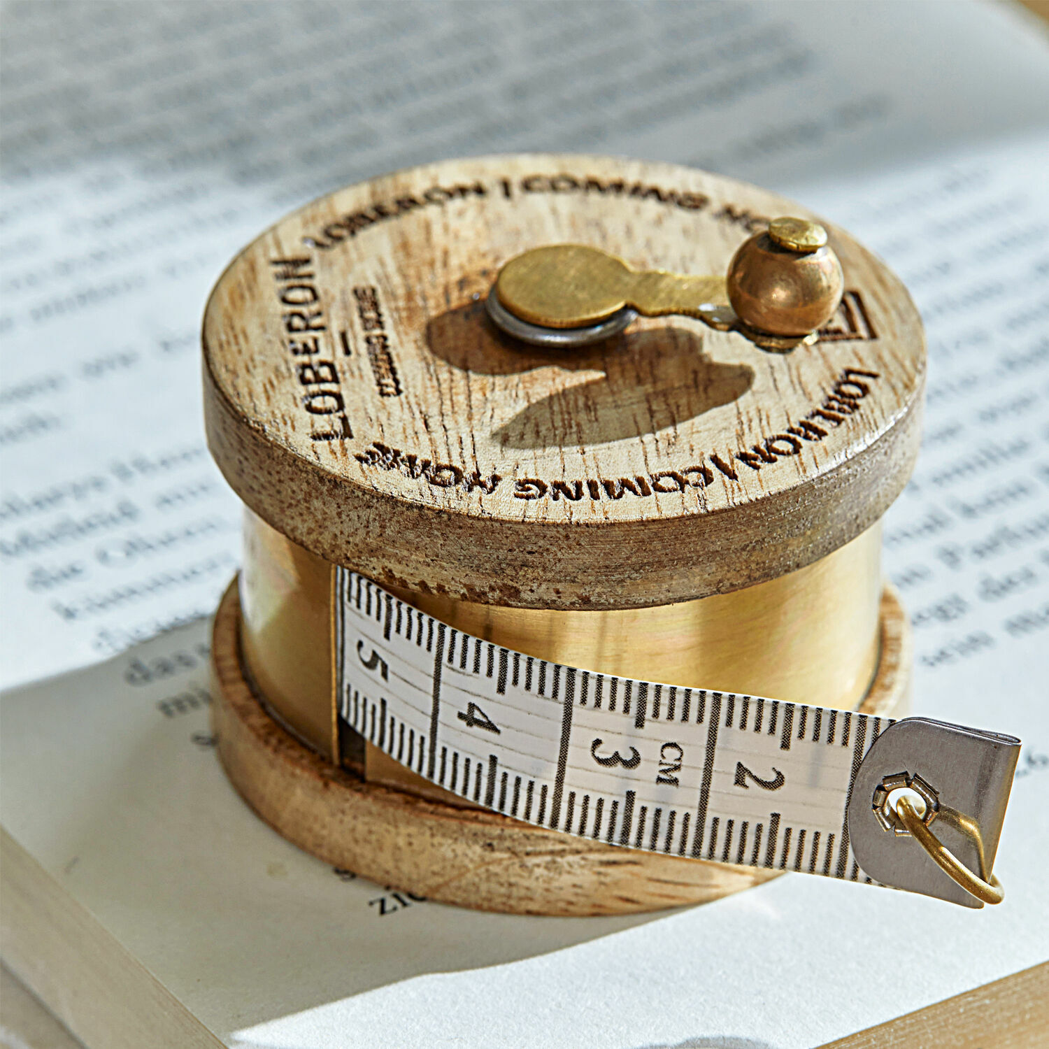 Maßband Lewiston Rundes Maßband aus Holz mit Metallmechanismus und weißem Zentimeterband zum Nähen