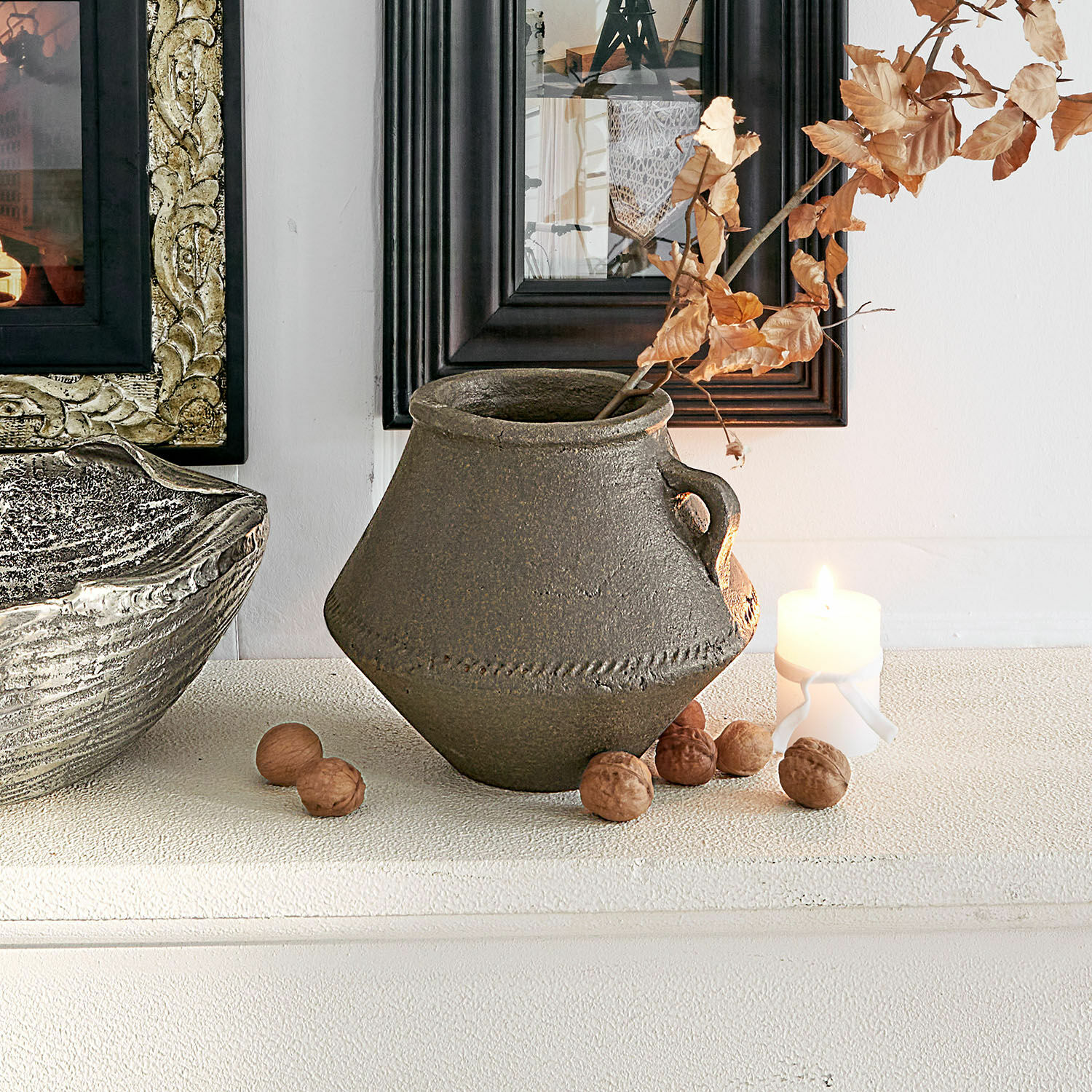 Vase Nouvillac Braune Keramikvase mit Henkel und getrockneten Blättern, Tischdeko mit Nüssen und Kerze