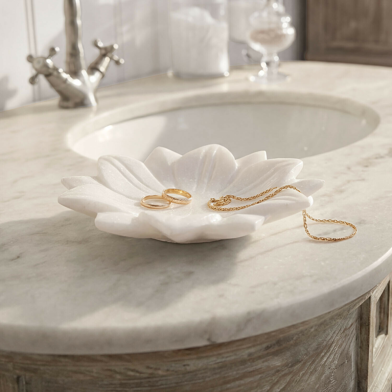 Schale Dolcin Weiße Marmorschale in Blumenform für Schmuck auf Marmorwaschbecken im Badezimmer