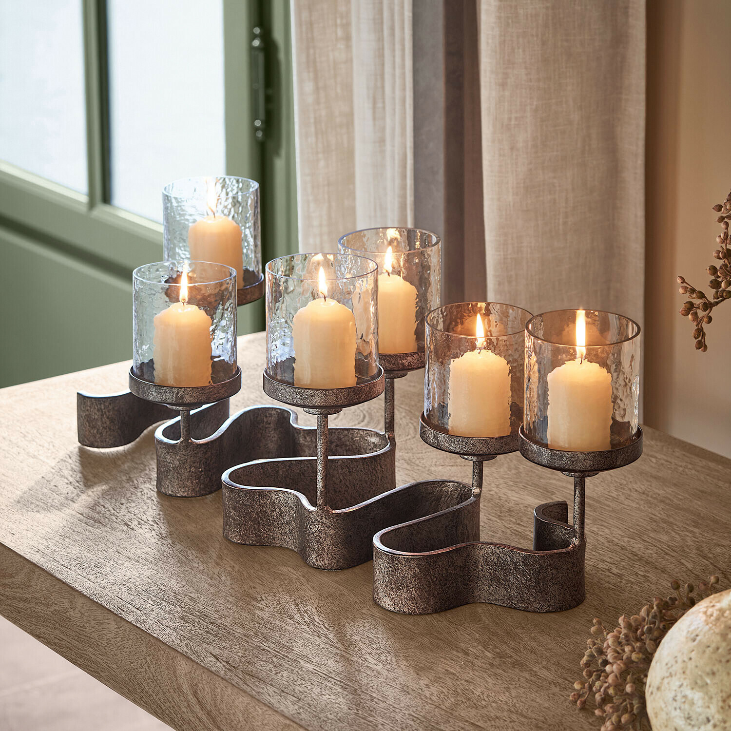 Kerzenhalter Casaluna Metall-Kerzenhalter mit sechs weißen Kerzen in strukturierten Gläsern auf Holztisch