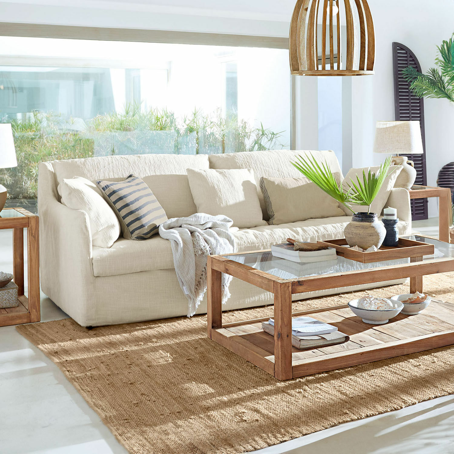 Sofa Shadowfield Beige Stoffsofa im hellen Wohnzimmer mit Holzcouchtisch und Naturteppich