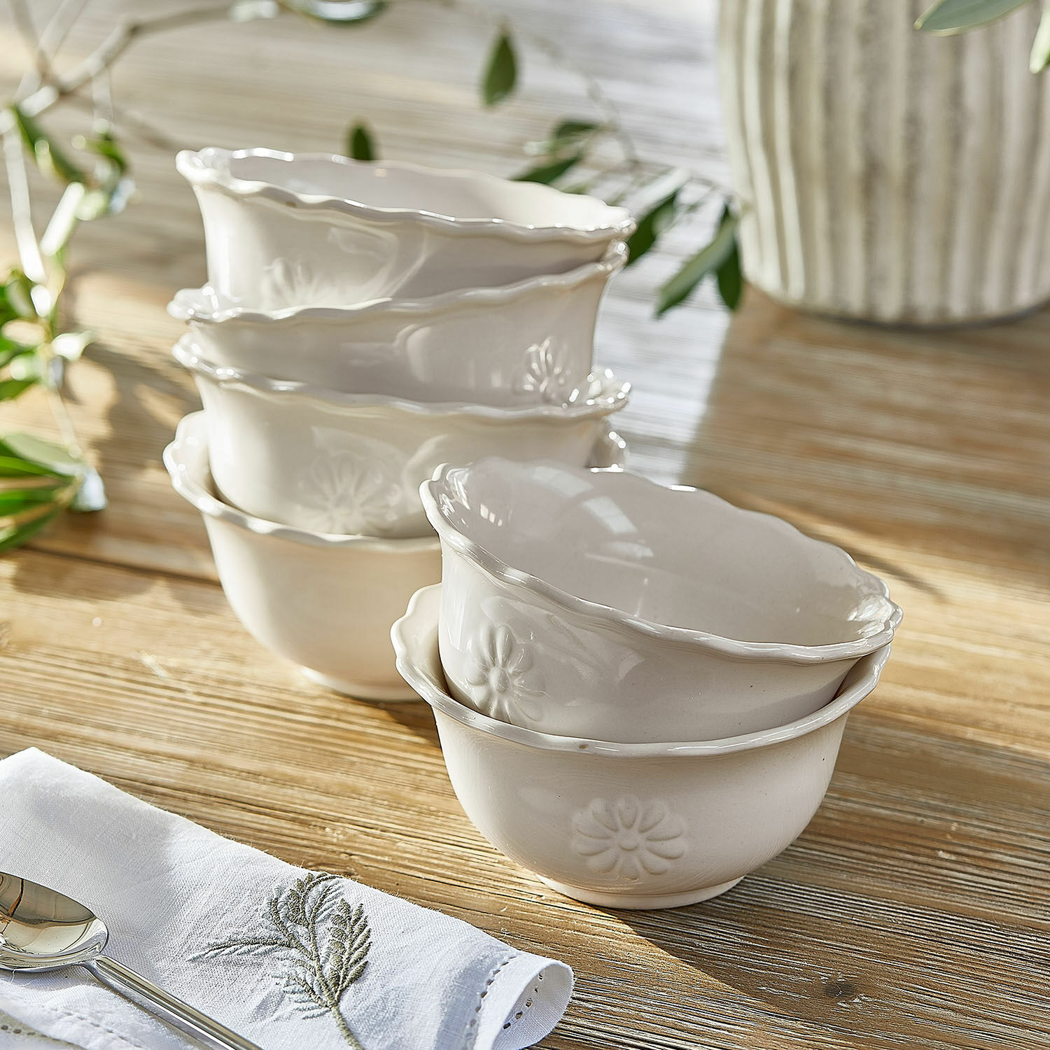 Schüssel 6er Set Mallevesse Set aus cremefarbenen Keramikschalen mit Blumenmuster auf Holztisch, Tischdekoration