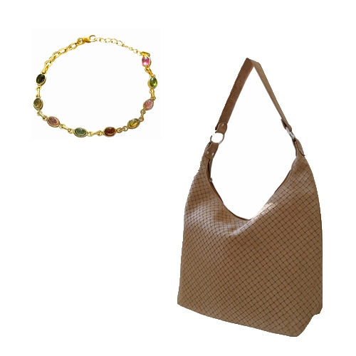 Armband mit bunten Steinen an goldener Kette und beige geflochtene Tasche mit breitem Träger