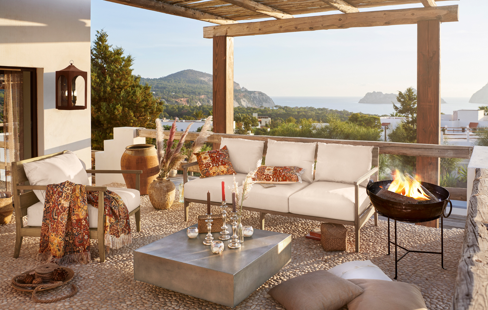 Gemütliche Terrasse mit beigen Polstern und orientalischen Akzenten mit Meer- und Bergblick