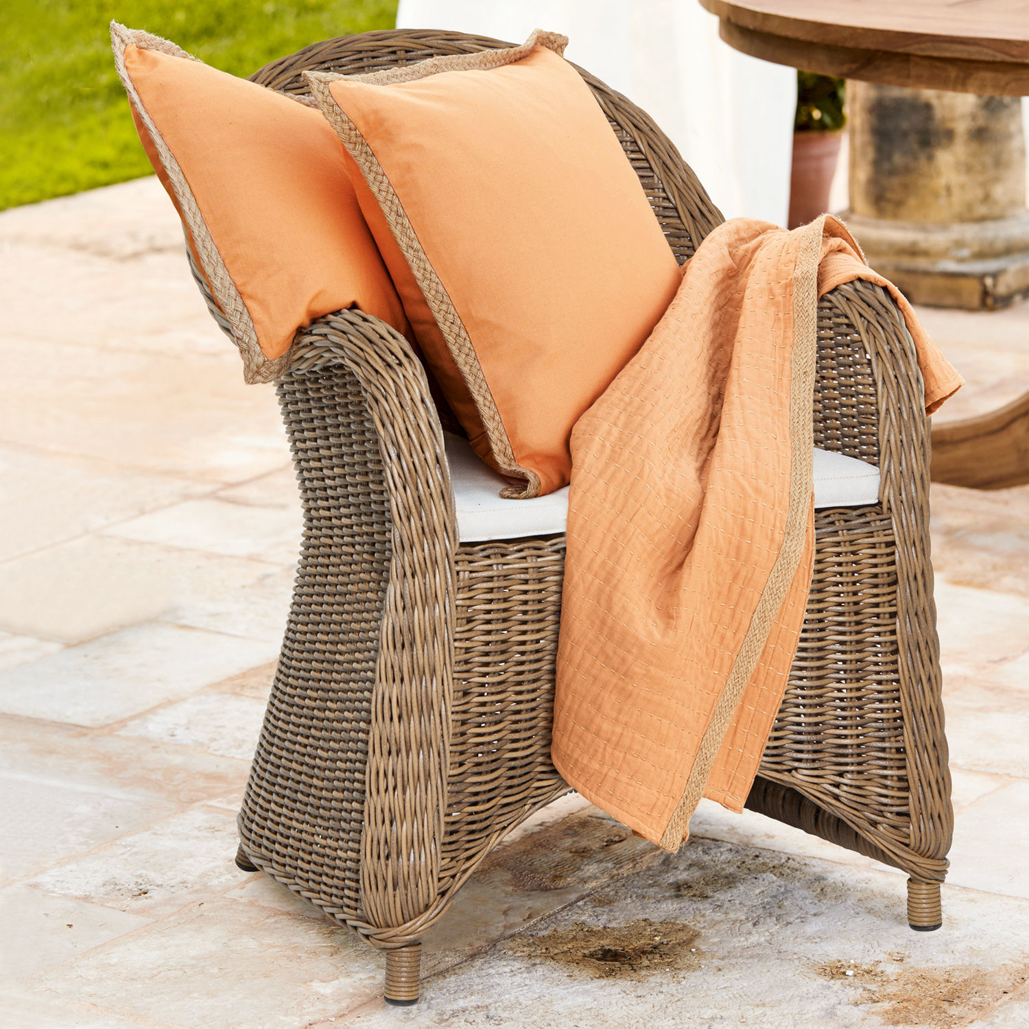 Sessel Kerun Rattansessel mit orangefarbenen Kissen und Decke für Terrasse oder Garten