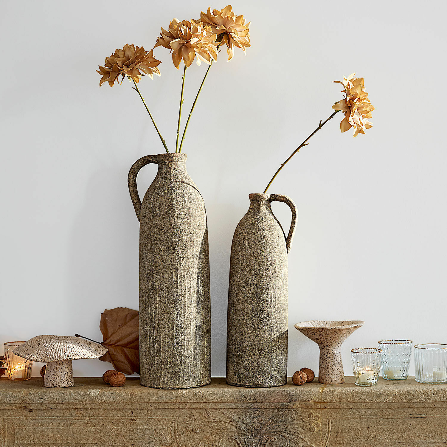 Vase 2er Set Kalidaan Zwei hohe beige Keramikvasen mit getrockneten Blumen und Dekorationen auf steinerner Ablage