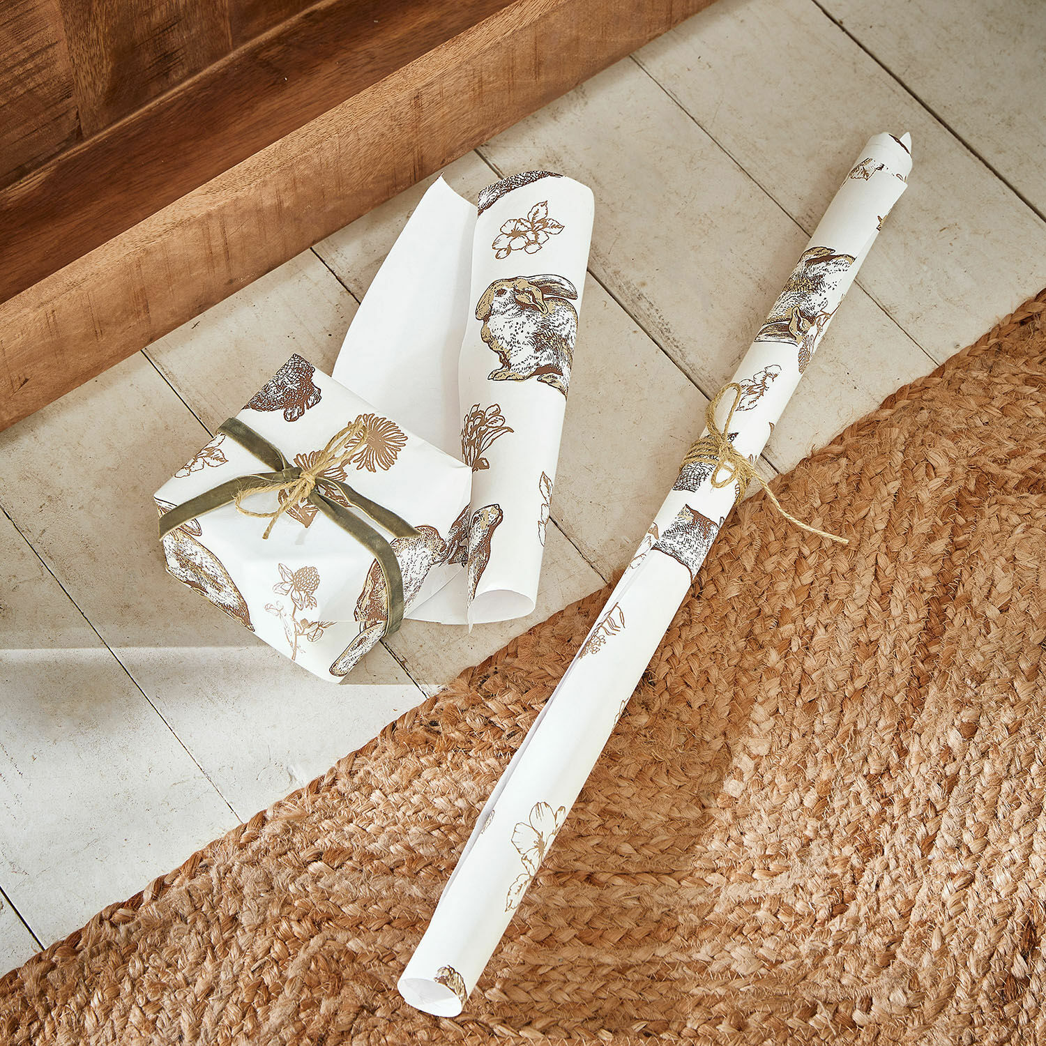 Geschenkpapier FSC®-Mix 70% Skylar Geschenkpapier mit braunen Hasen- und Blumenmotiven auf weißem Hintergrund, rustikaler Stil