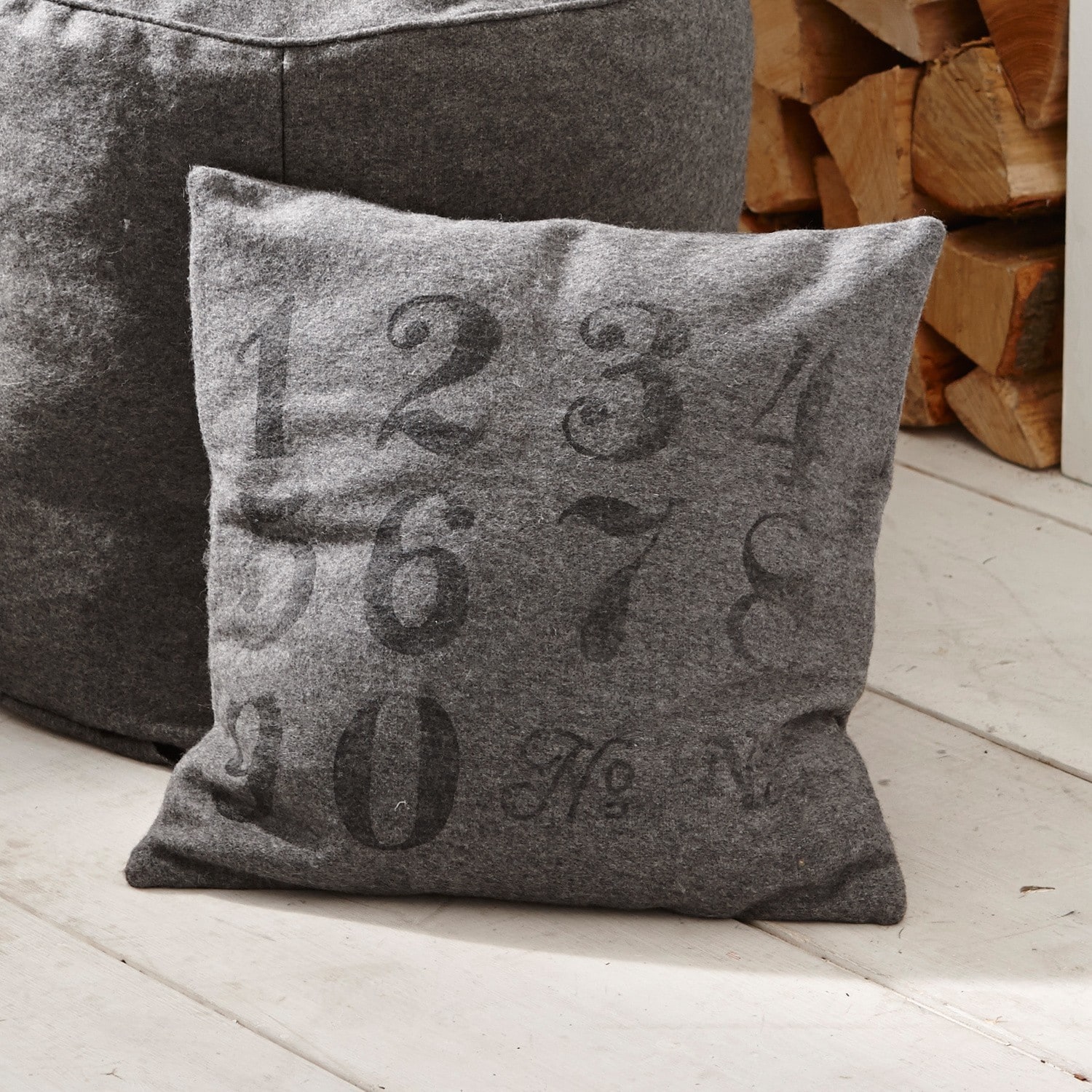 Kissen Clay Graues Kissen aus weichem Material mit Zahlenprint, dekoratives Wohnaccessoire mit Ziffern