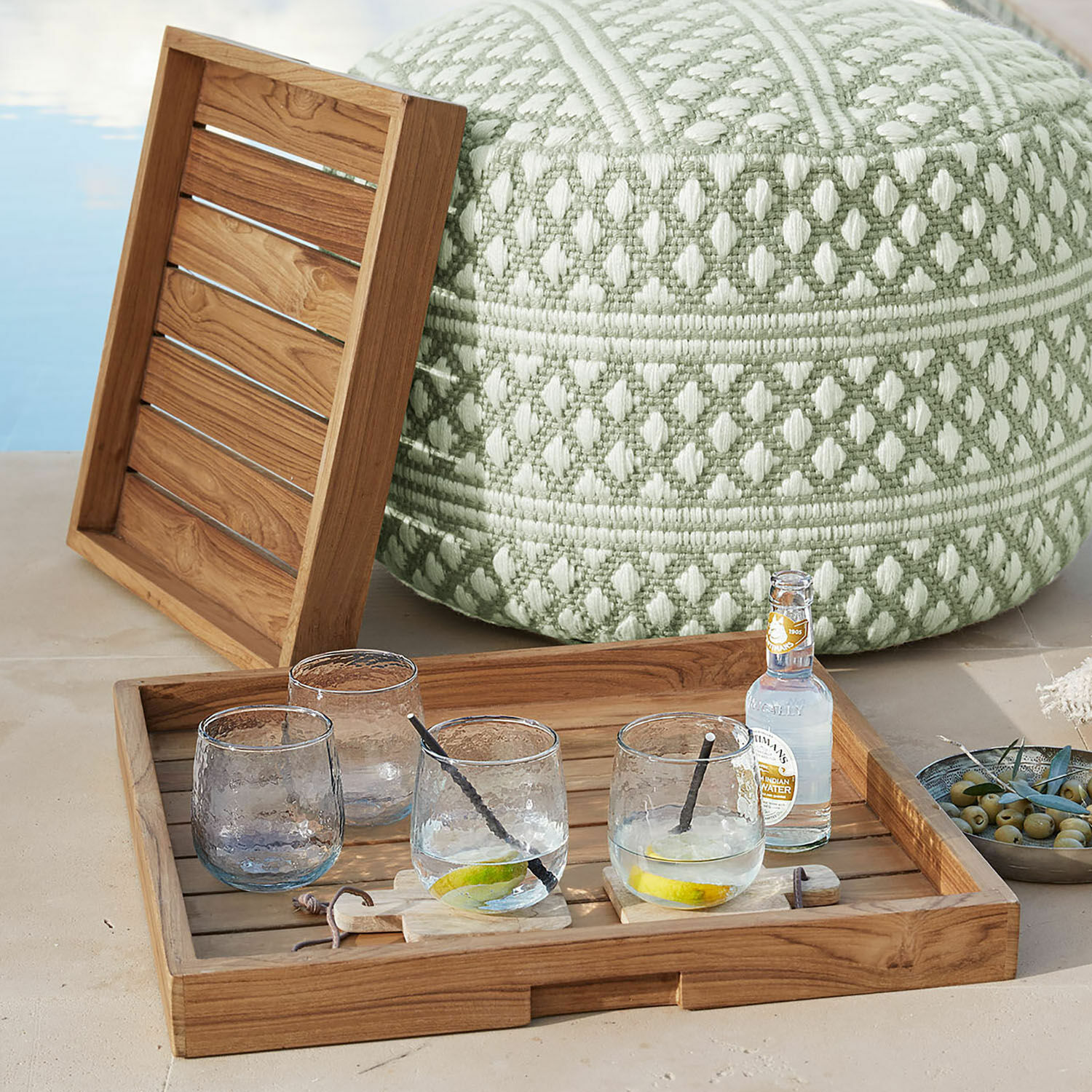 Tablett 2er Set Uvixole Tablett aus natürlichem Teakholz mit klaren Gläsern und Wasserflasche auf Terrasse