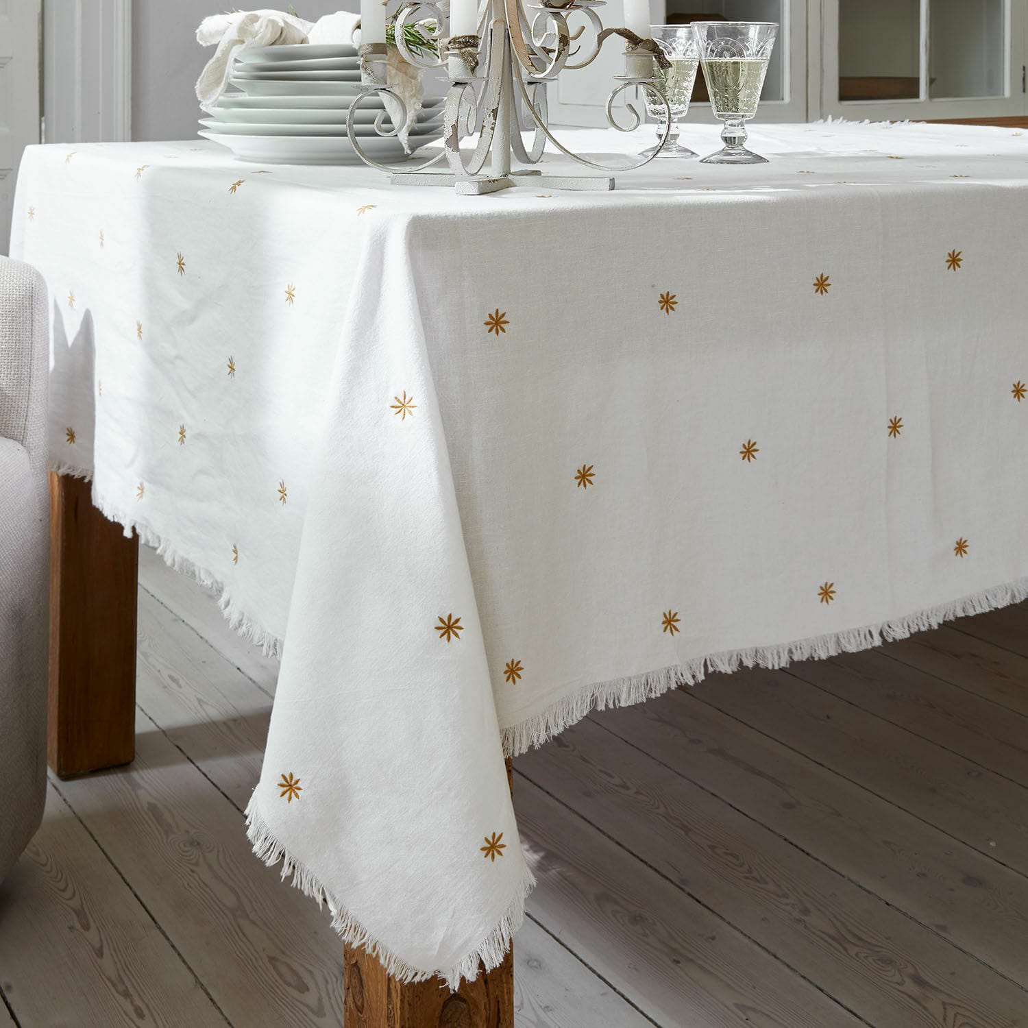 Tischdecke Fjalara Weißer Leinentischdecke mit Fransen und goldenen Sternen, stilvolle Tischdekoration