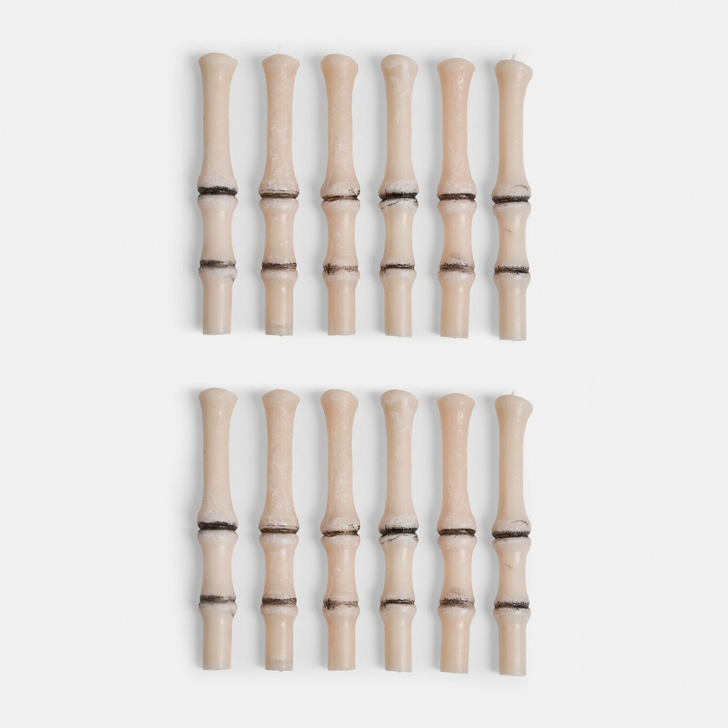 Set aus 12 cremefarbenen Kerzen mit Wachsdetails, dekorative Tischkerzen für Zuhause