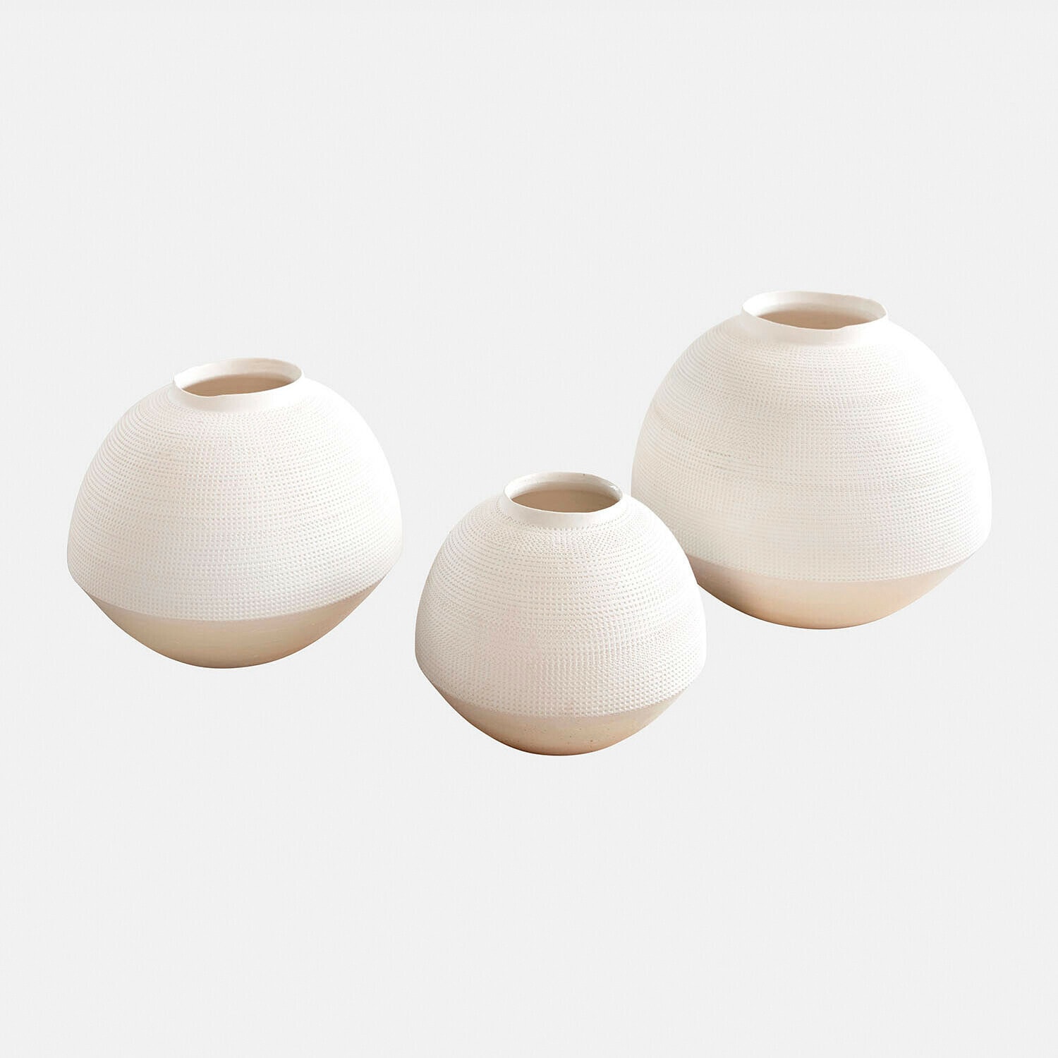 Vase 3er Set Émoliane Set aus drei weißen, matten Keramikvasen mit gerundeter Form und feiner Struktur für Wohnraumdeko
