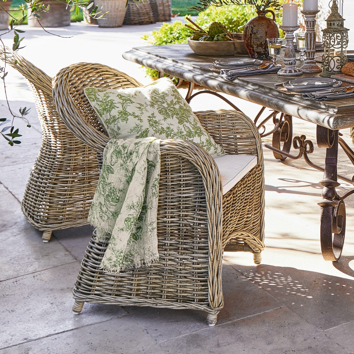 Sessel Margate Rattansessel in Natur mit grünem Kissen und Decke für Terrasse oder Gartenmöbel