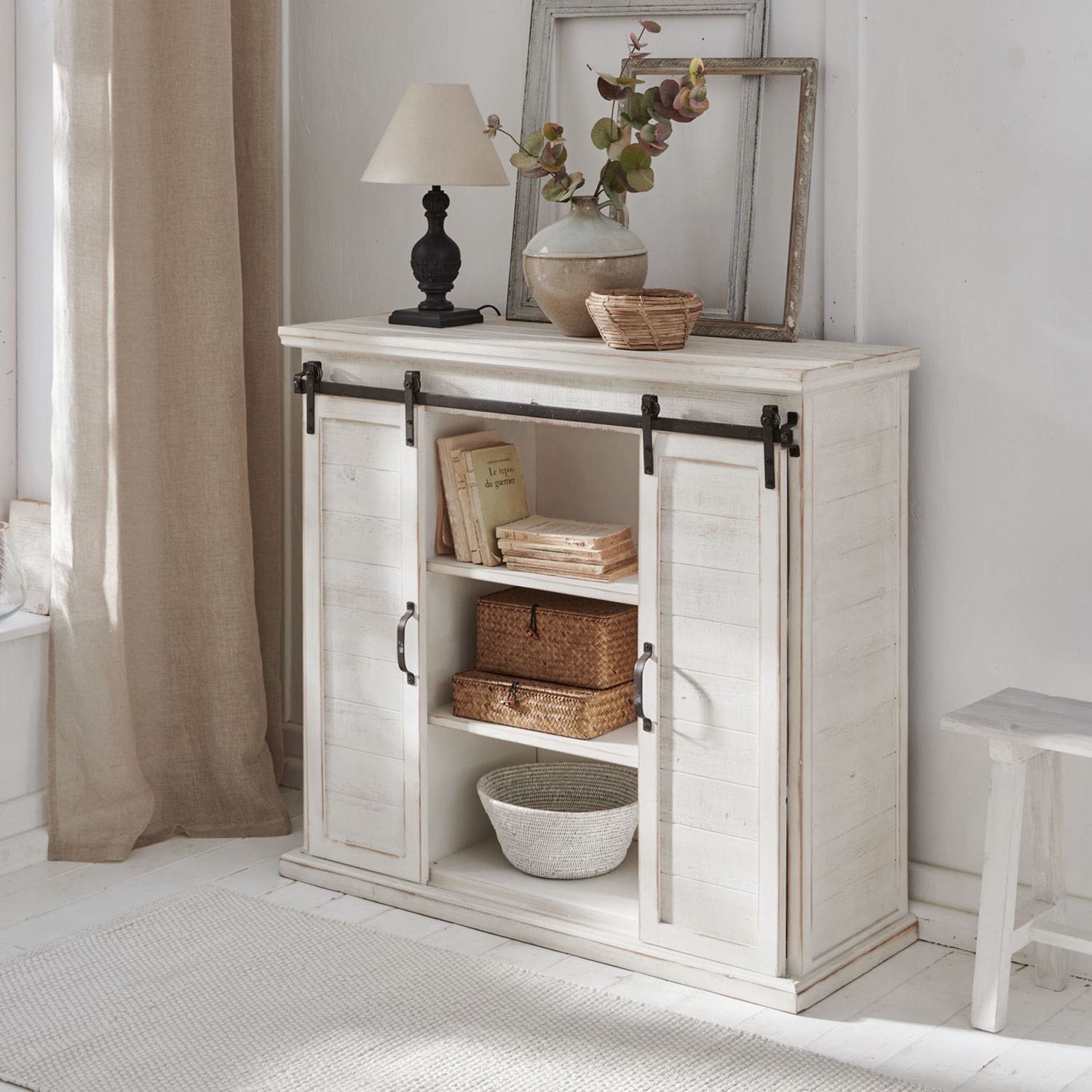 Kommode Perrin Weiße Holzkommode mit Schiebetüren und Regalen im rustikalen Stil für Wohnzimmer