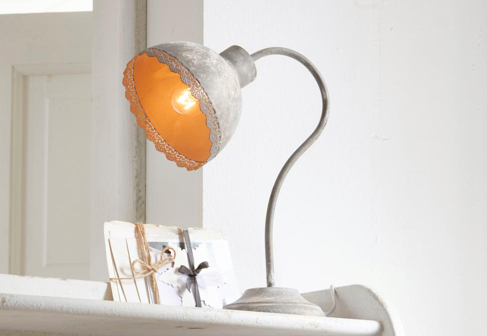 Shabby Chic Metall-Tischlampe mit orangefarbenem Innenraum und dekorativem Rand, Vintage-Stil Beleuchtung
