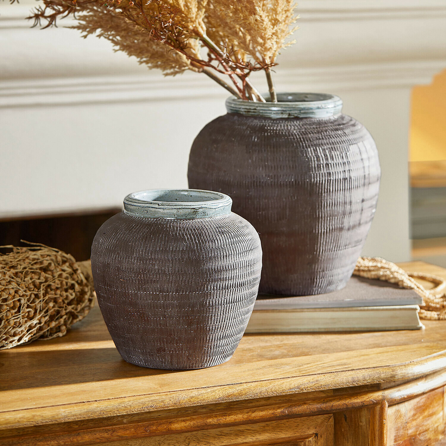 Vase 2er Set Calverna Zwei dekorative braune Keramikvasen auf Holztisch mit getrockneten Pflanzen als Deko