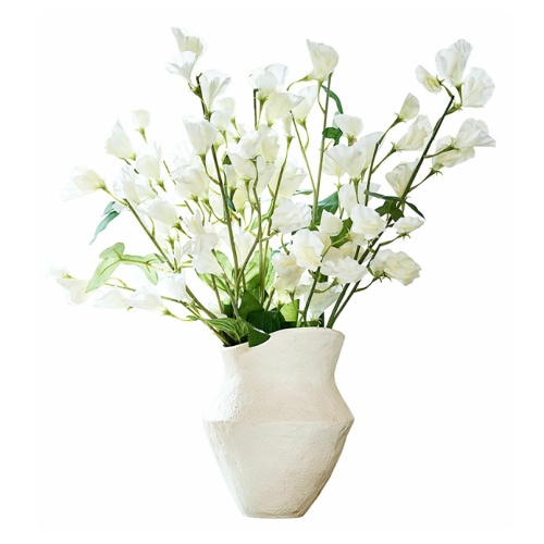 Weißer Keramikvase mit Struktur und weißem Blumengesteck als Dekoration für Innenräume