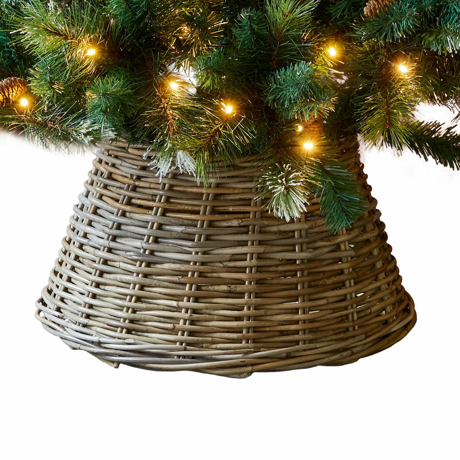 Weihnachtsbaum-Umrandung Kiente Natürlicher hellbrauner Weidenkorb als Christbaumständer mit grünen Zweigen und LED-Lichterkette