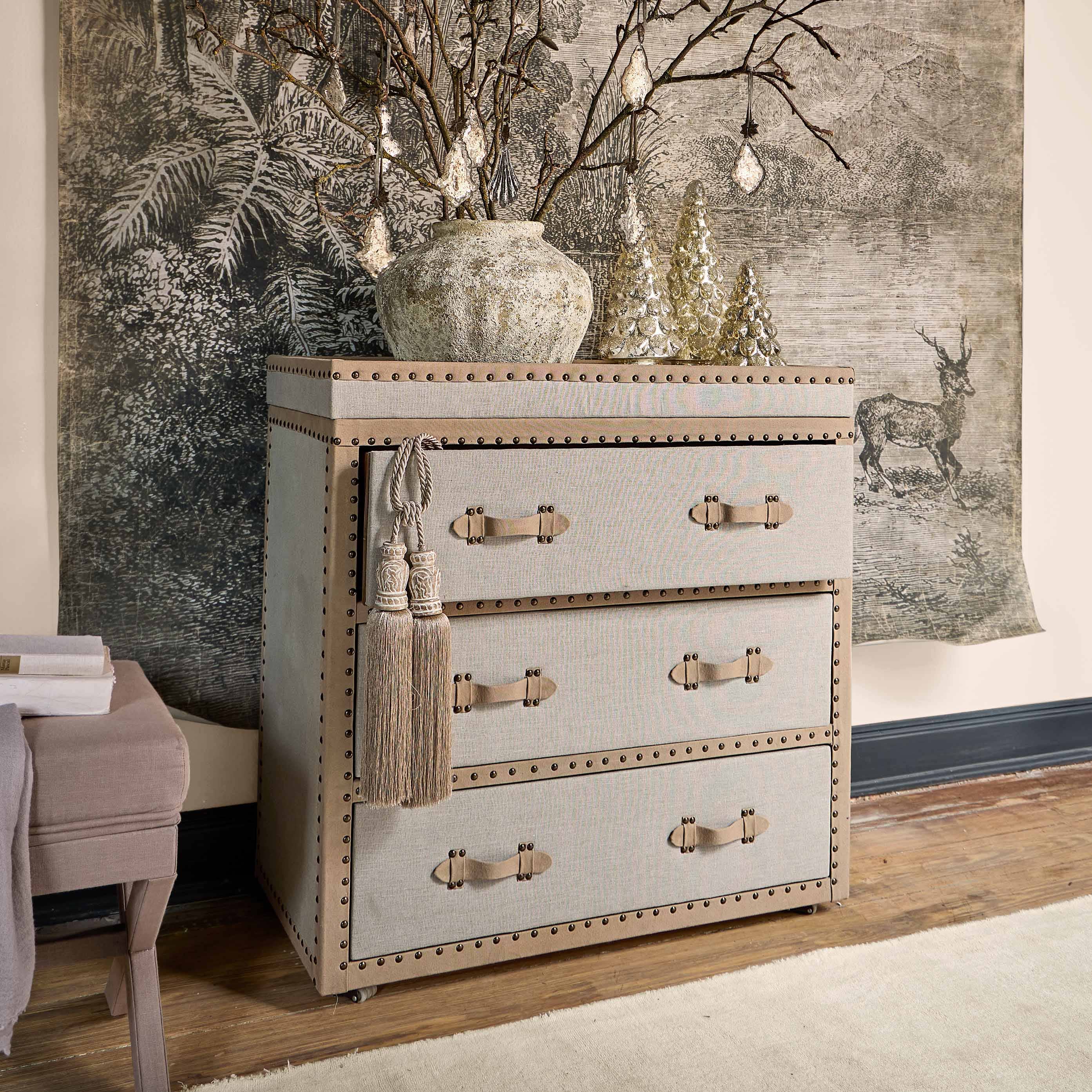 Beige Stoffkommode mit dekorativen Griffen und Quasten, Vintage-Stil für Wohnzimmer
