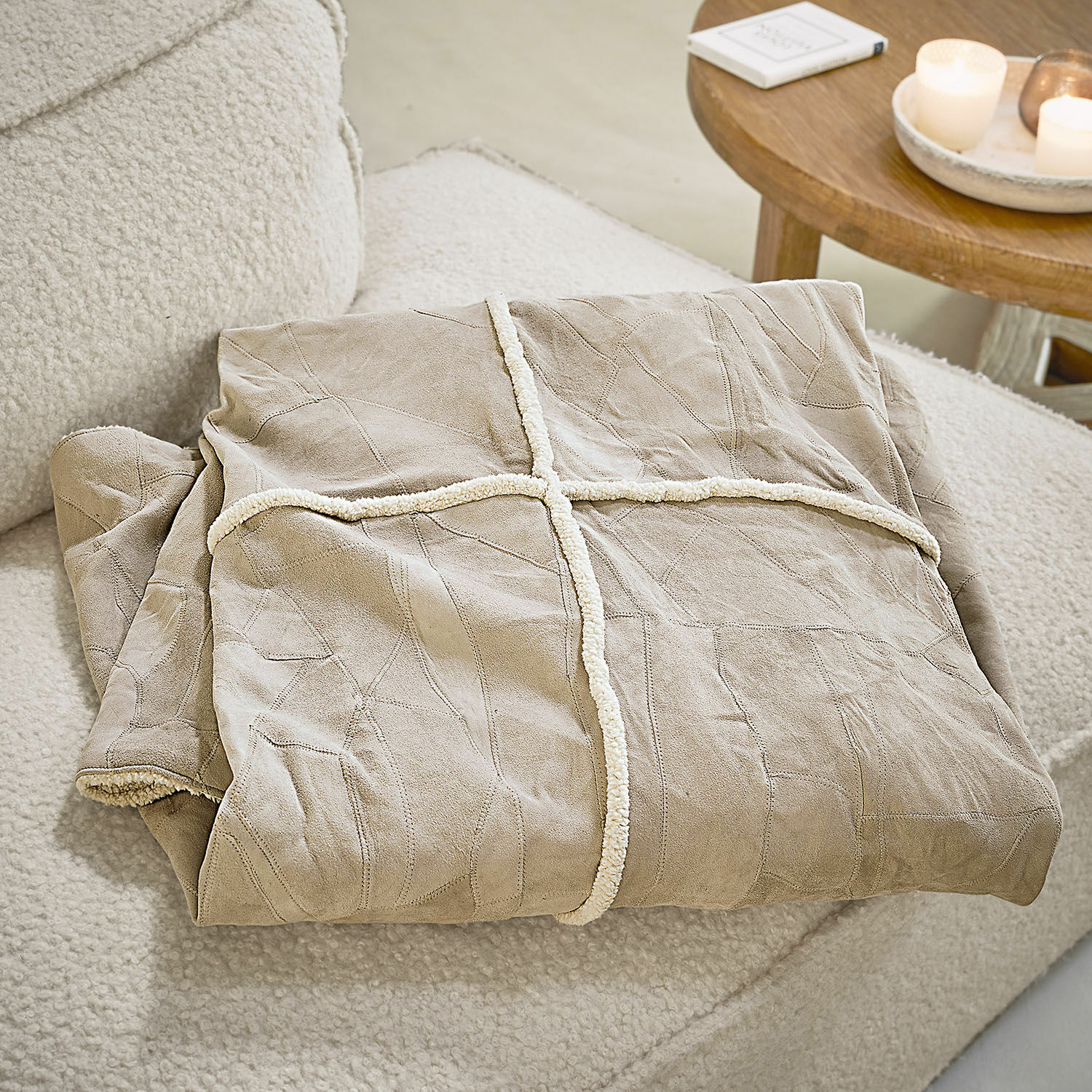 Plaid Raminya Beige Wildlederdecke mit weißem Teddyfutter, ideal für gemütliche Wohnräume und Wohnaccessoires