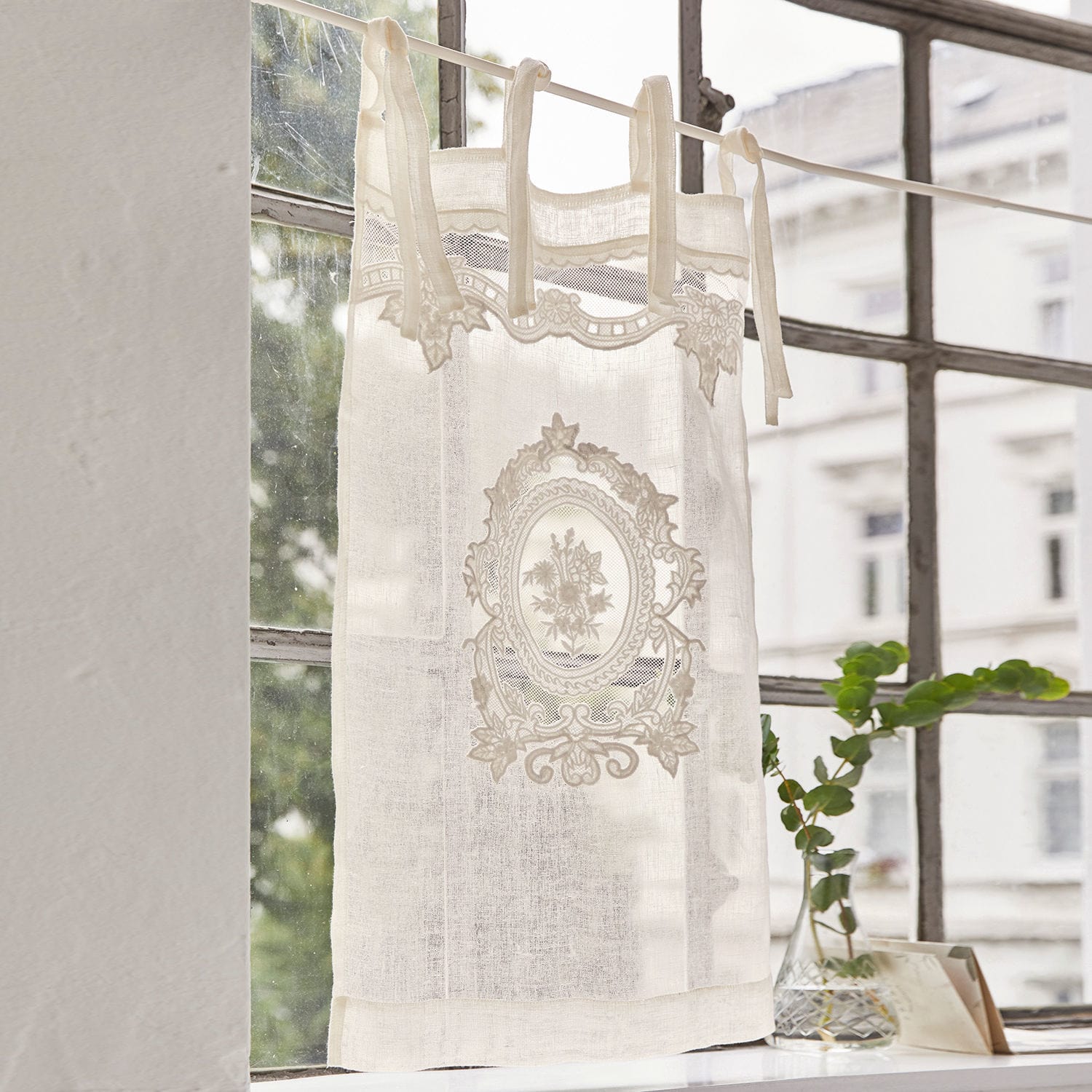 Scheibengardine Mesnay Weiße Leinen-Gardine mit besticktem Blumenmotiv und Schlaufen zum Aufhängen am Fenster