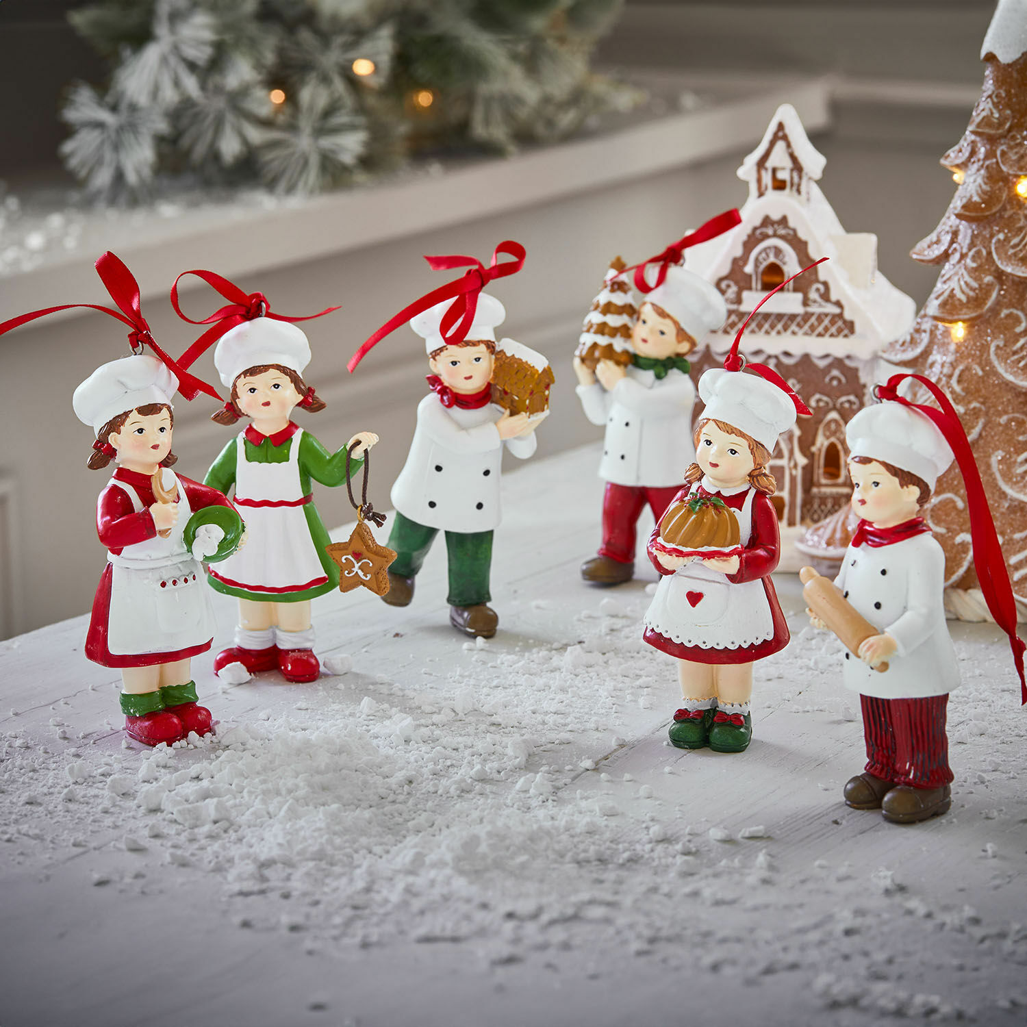 Figur 6er Set Farzahn Sechs keramische Kochfiguren mit weißen Mützen und rot-grüner Kleidung als Weihnachtsdekoration