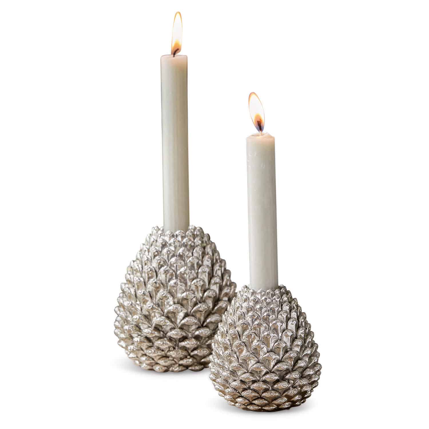 Kerzenhalter 2er Set Mirbells Zwei silberne Kerzenhalter in Zapfenform mit brennenden weißen Kerzen, stilvolle Tischdekoration