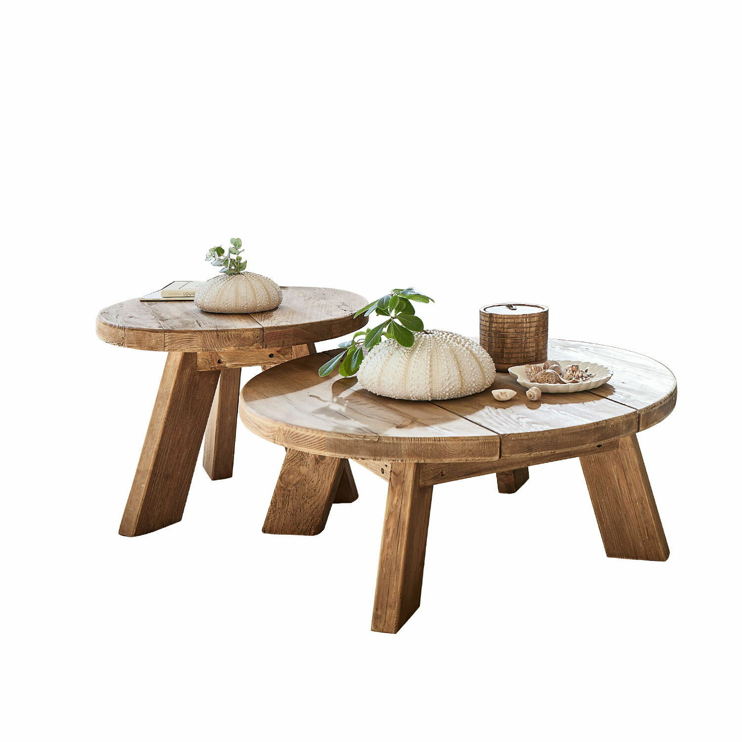 Couchtisch 2er Set Oteley Zwei runde Couchtische aus Holz in Naturfarbe mit Dekorationen auf den Platten