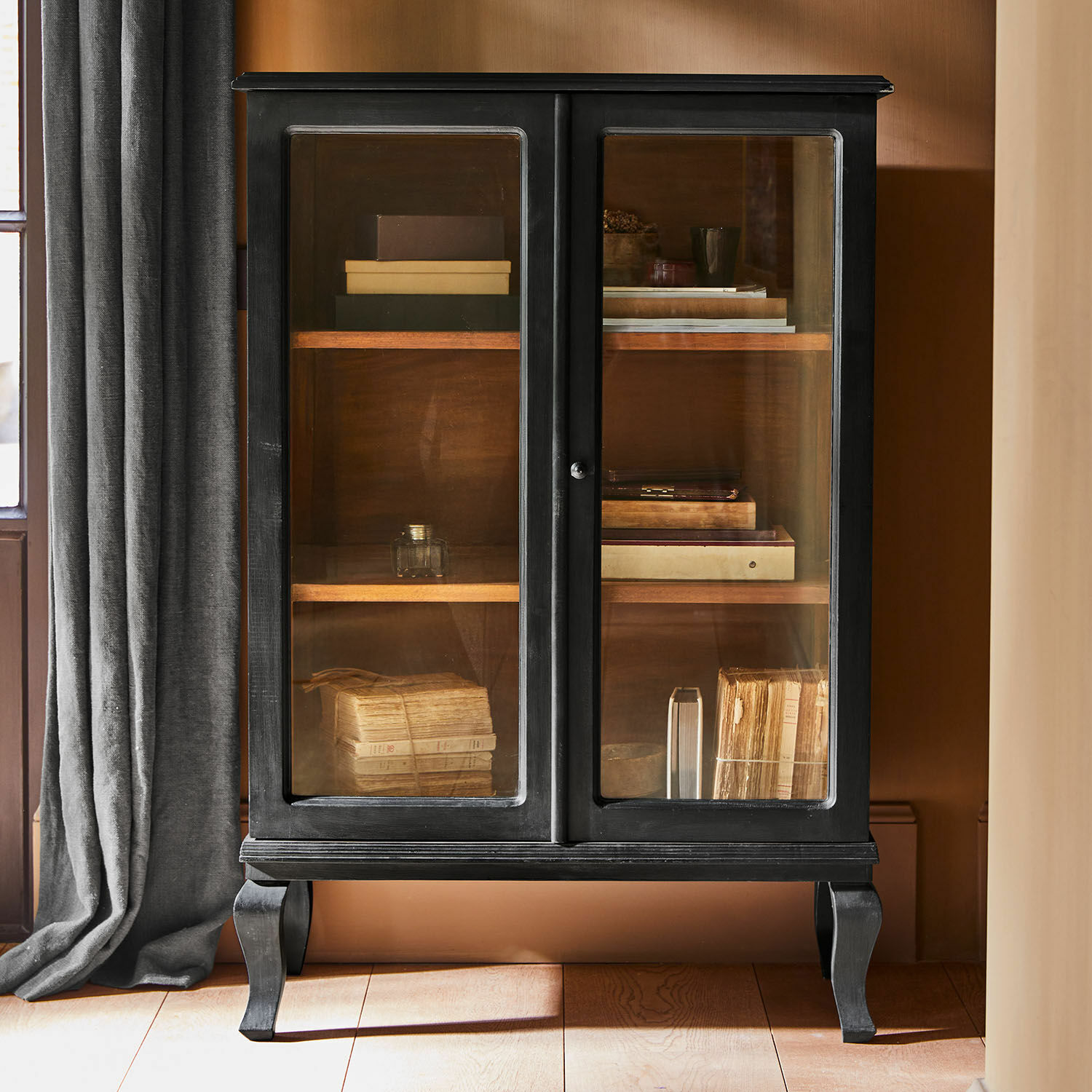 Kommode Westleigh Schwarzer Holzvitrinenschrank mit Glastüren und Regalen, vintage Bücheraufbewahrung