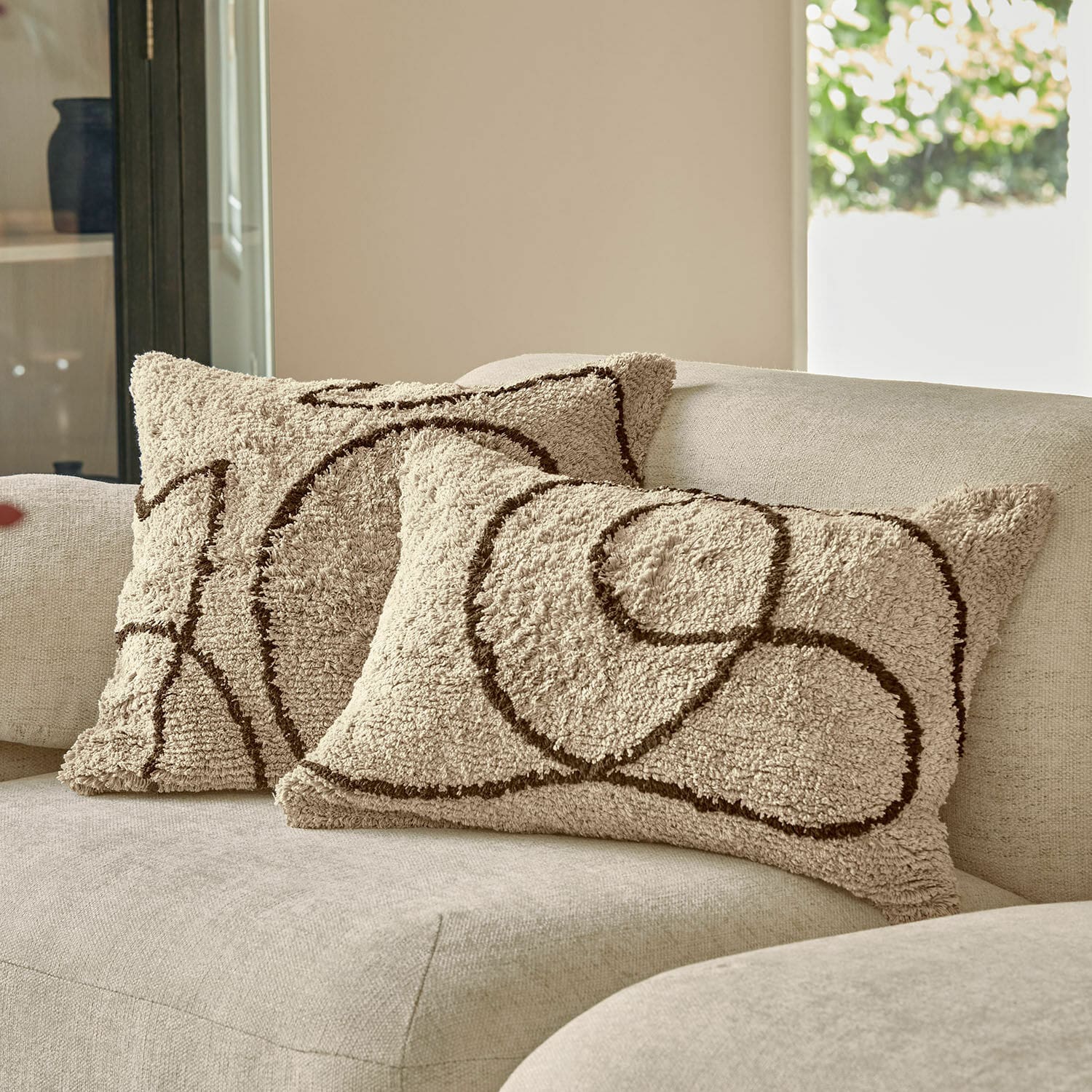Kissenhülle 2er Set Lavinois Beige dekorative Kissen aus weichem Material mit braunem geometrischem Muster auf hellem Sofa