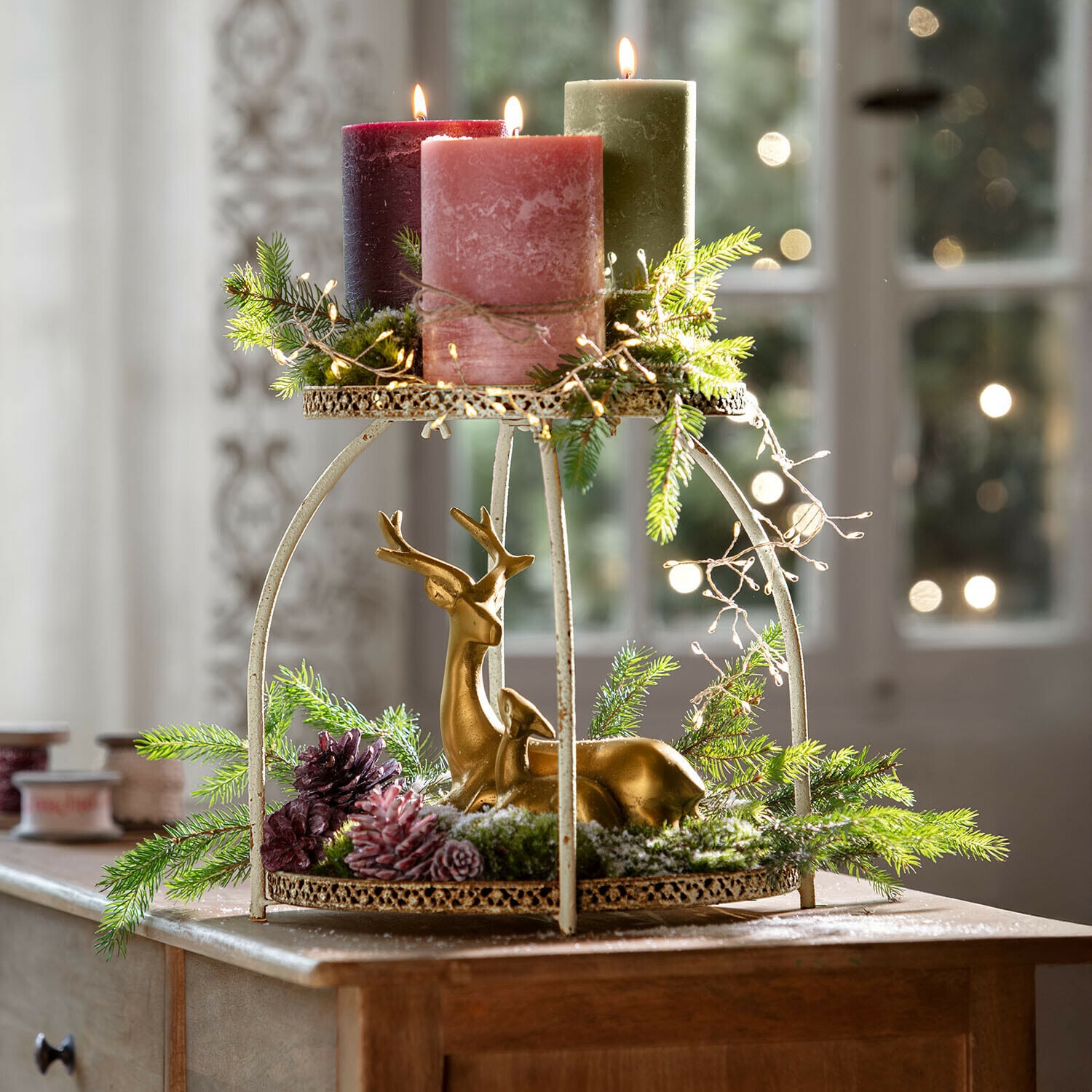 Etagere Nolienne Metall-Kerzenhalter mit drei farbigen Kerzen und goldener Hirschfigur als festliche Weihnachtsdekoration