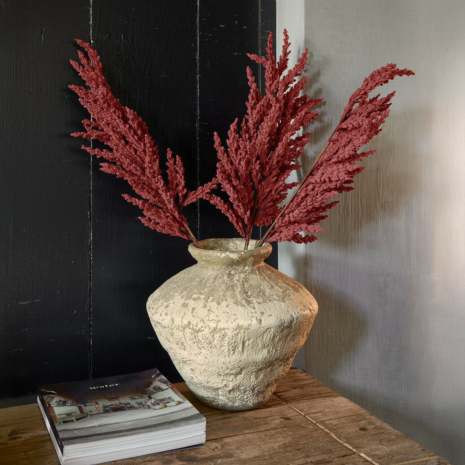 Vase Moravinos Rustikaler Tonvase mit rotem Trockenblumenarrangement auf Holztisch dekorativ