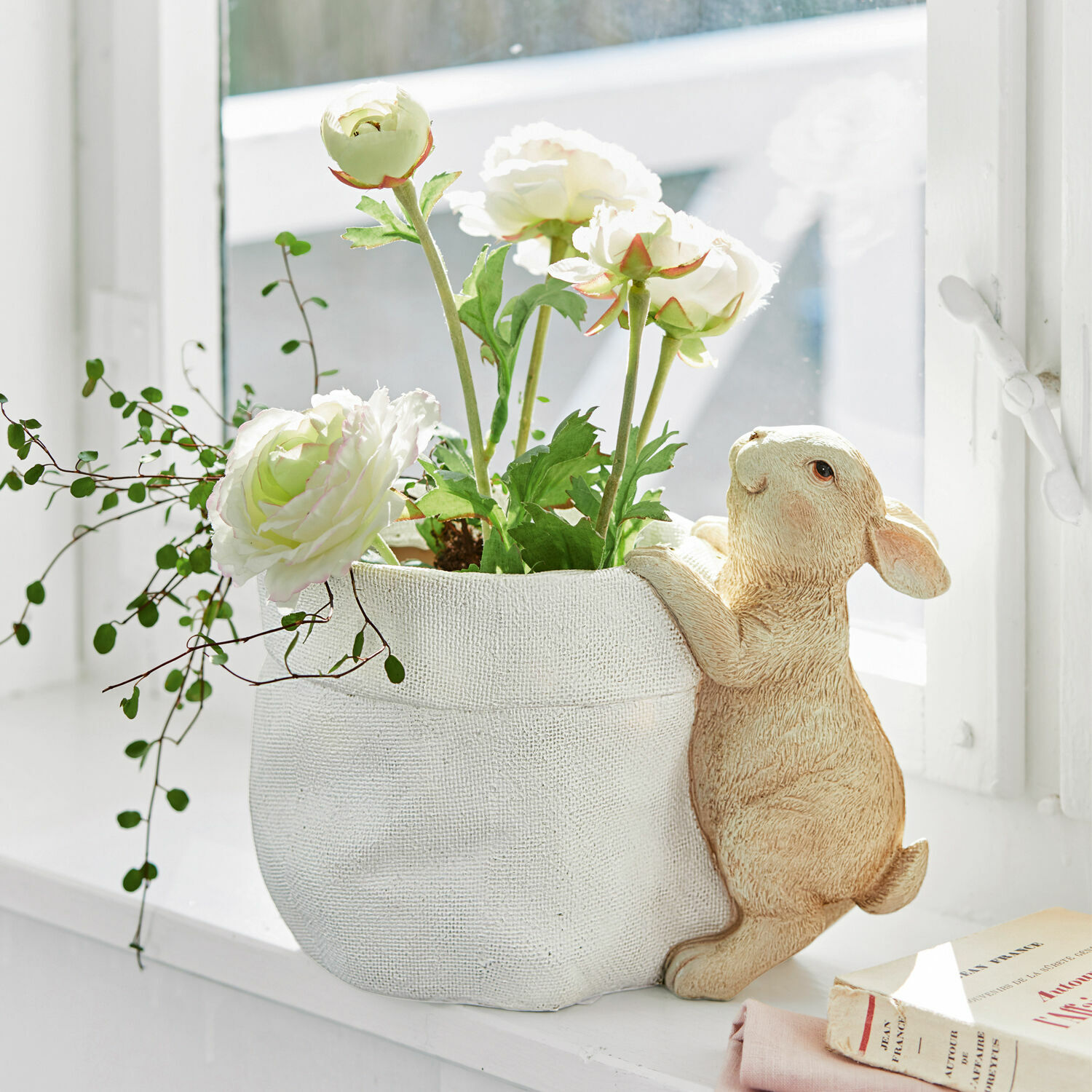 Übertopf Irianna Weißer Stoffblumentopf mit Hasendekor und künstlichen weißen Blumen auf Fensterbank