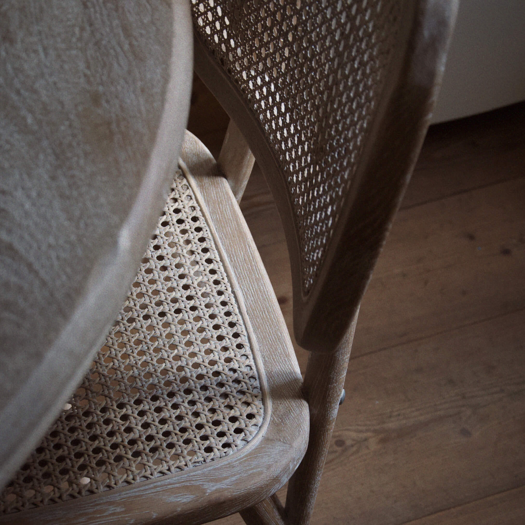 Stuhl aus hellem Holz mit geflochtenem Sitz und Rückenlehne, natürlicher Stil und Material
