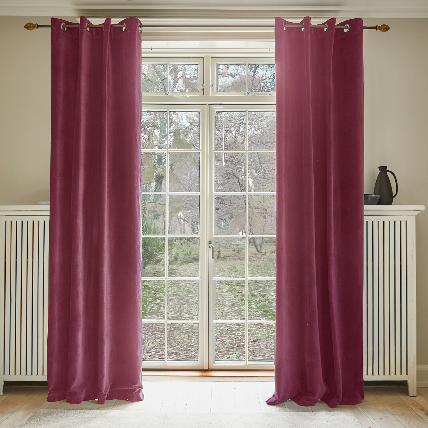 Vorhang Miko Violette Samtvorhänge an großem Fenster, stilvolle Raumdekoration und Lichtschutz
