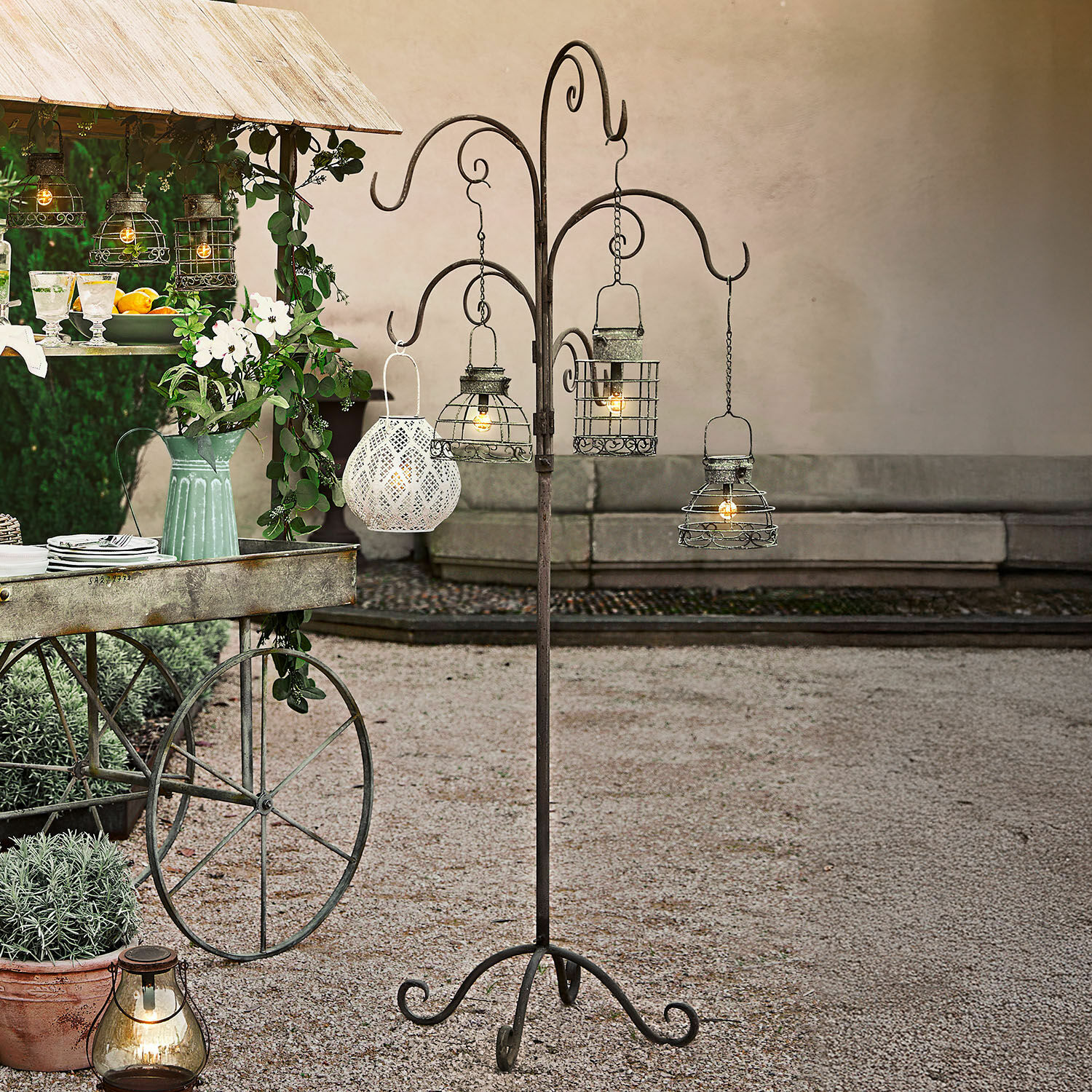 Ständer Merisette Metallständer mit vier hängenden Vintage-Laternen zur Dekoration von Garten und Terrasse