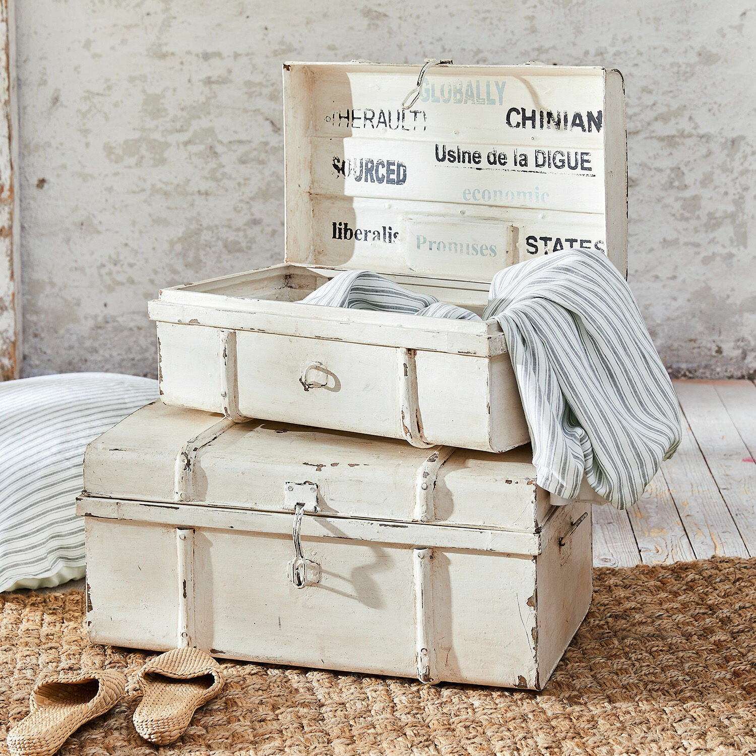 Truhen 2er Set Riga Weiße Holzkisten mit Used-Look auf Jute-Teppich, dekorative Aufbewahrungsboxen im Vintage-Stil