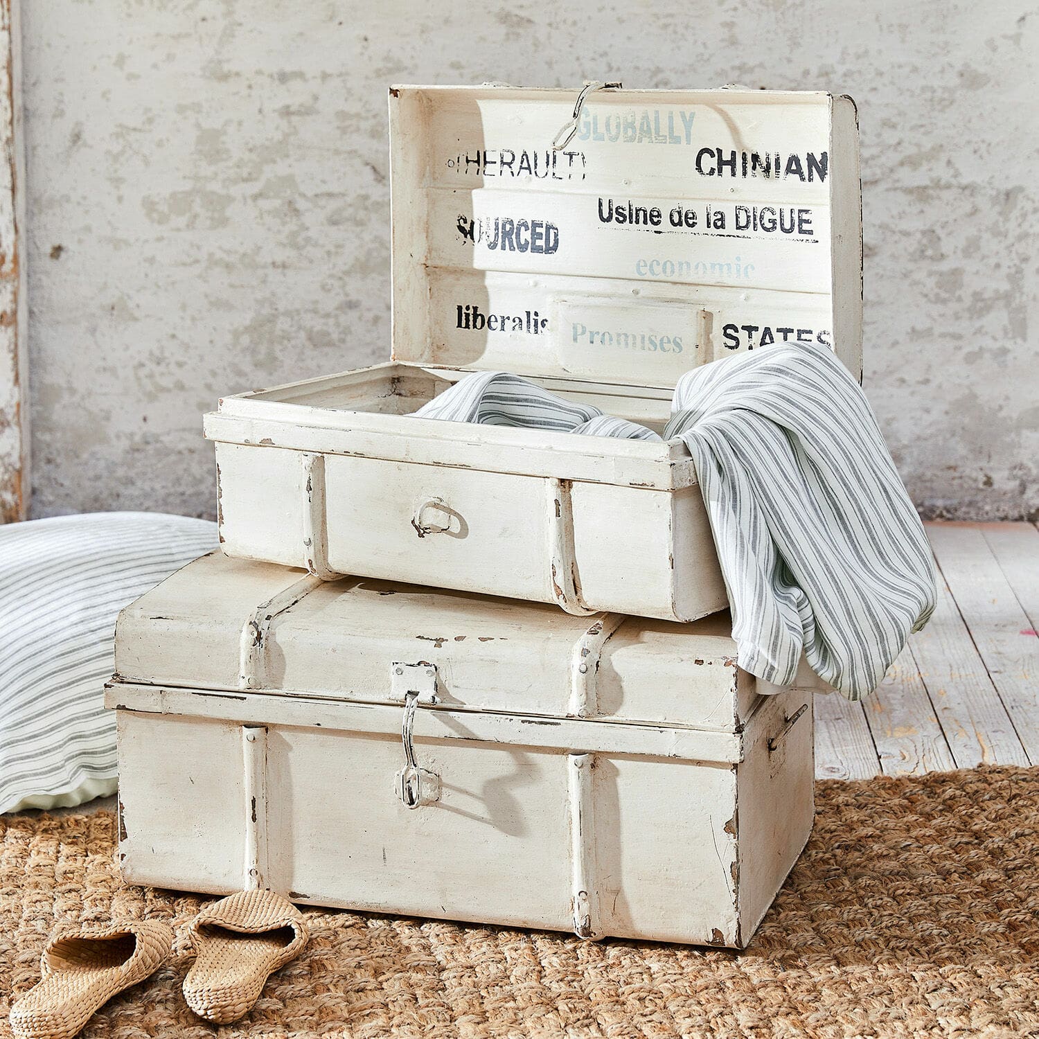 Truhen 2er Set Riga Weiße Holzkisten mit Used-Look auf Jute-Teppich, dekorative Aufbewahrungsboxen im Vintage-Stil