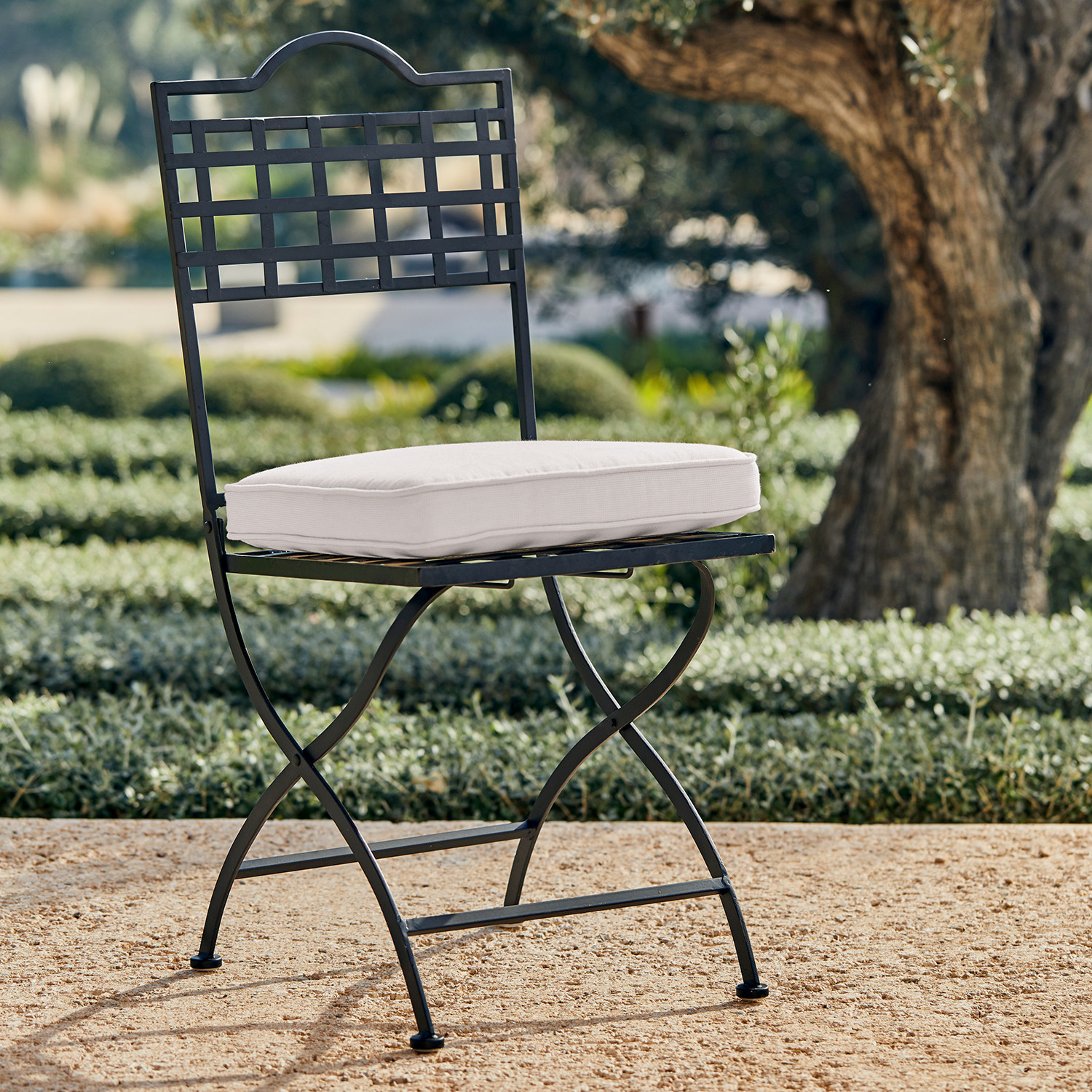 Stuhl Terell Schwarzer Metall-Gartenstuhl mit weißem Sitzkissen, ideal für stilvolle Outdoor-Möbel