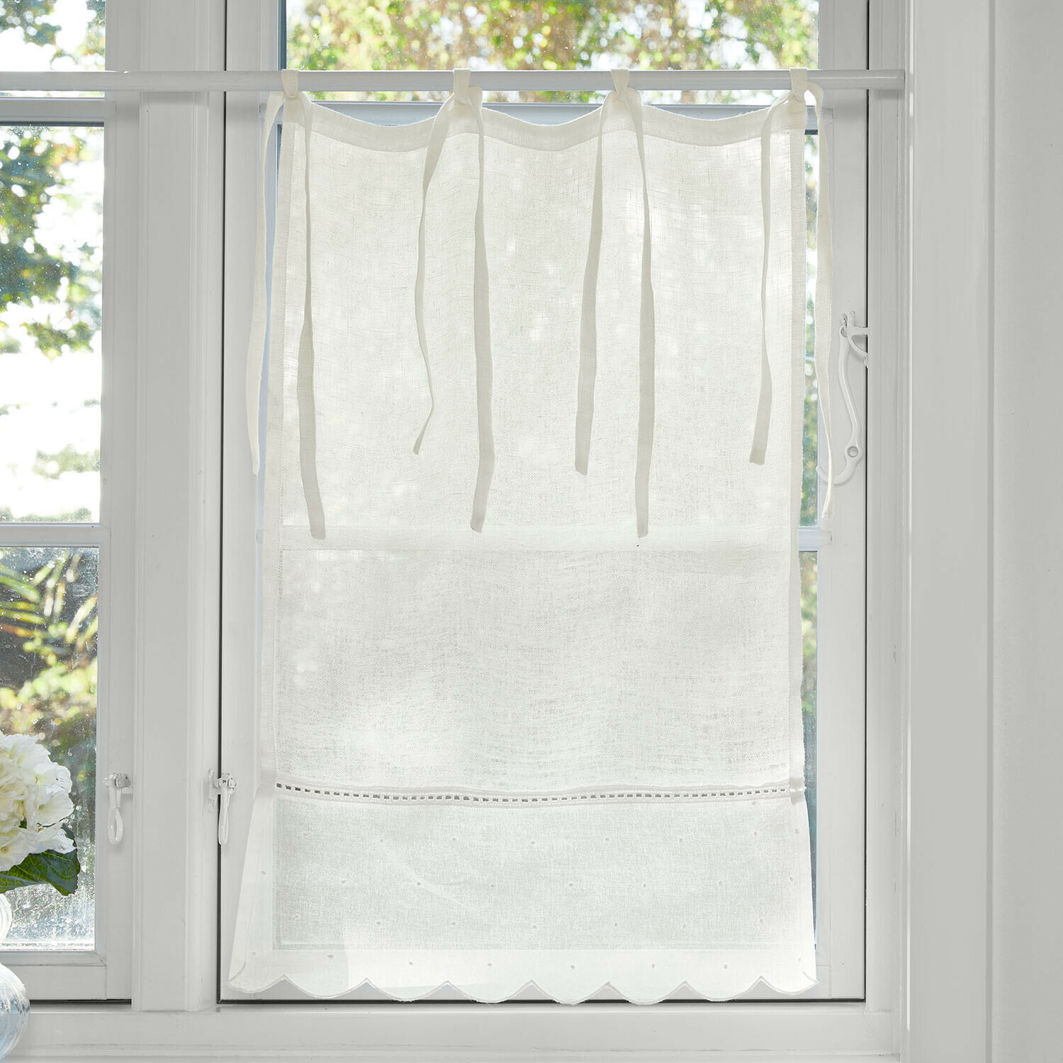 Weiße Leinen-Gardine mit Bindebändern und gewelltem Saum, leichte Fensterdekoration