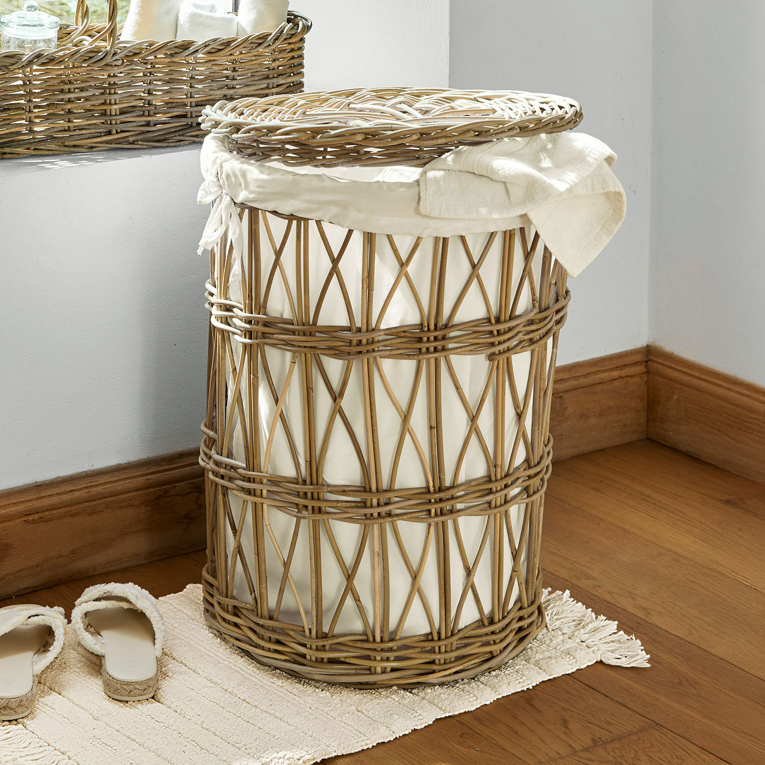 Wäschekorb Allegretta Runder Wäschekorb aus natürlichem Rattan mit weißem Stoffeinsatz und Deckel