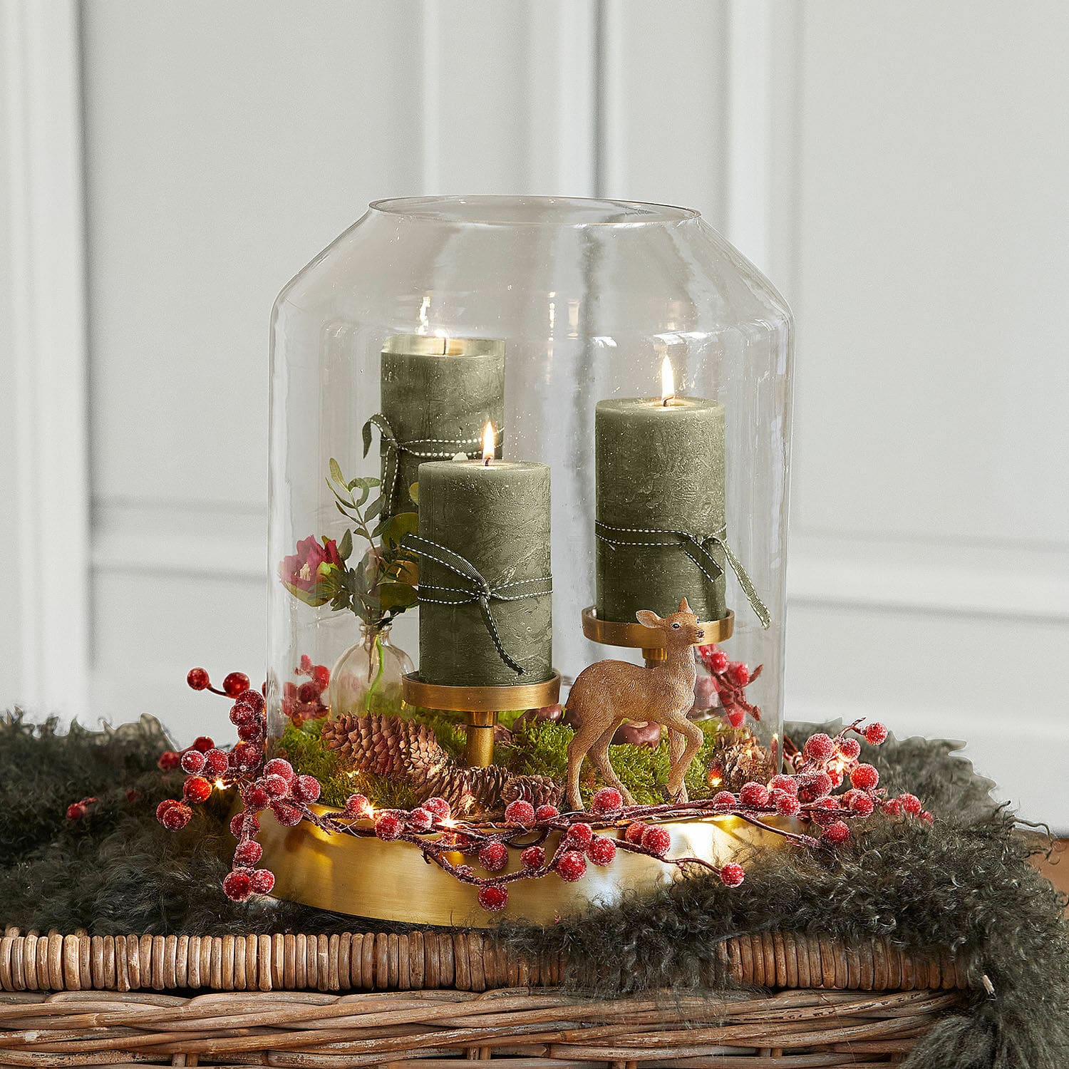 Windlicht Vemesto Weihnachtsdeko mit drei grünen Kerzen, Glasglocke und Rehfigur auf goldener Basis