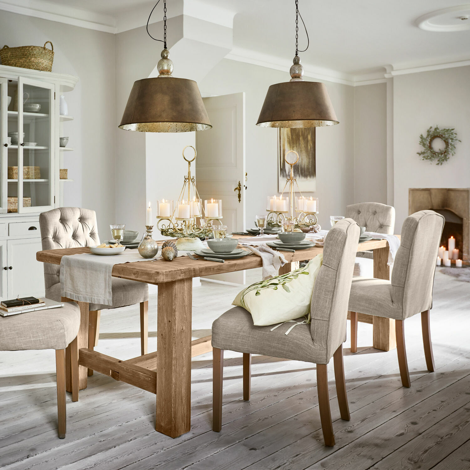 Tisch Oteley Esszimmer mit massivem Holztisch und beige gepolsterten Stühlen im rustikalen Stil