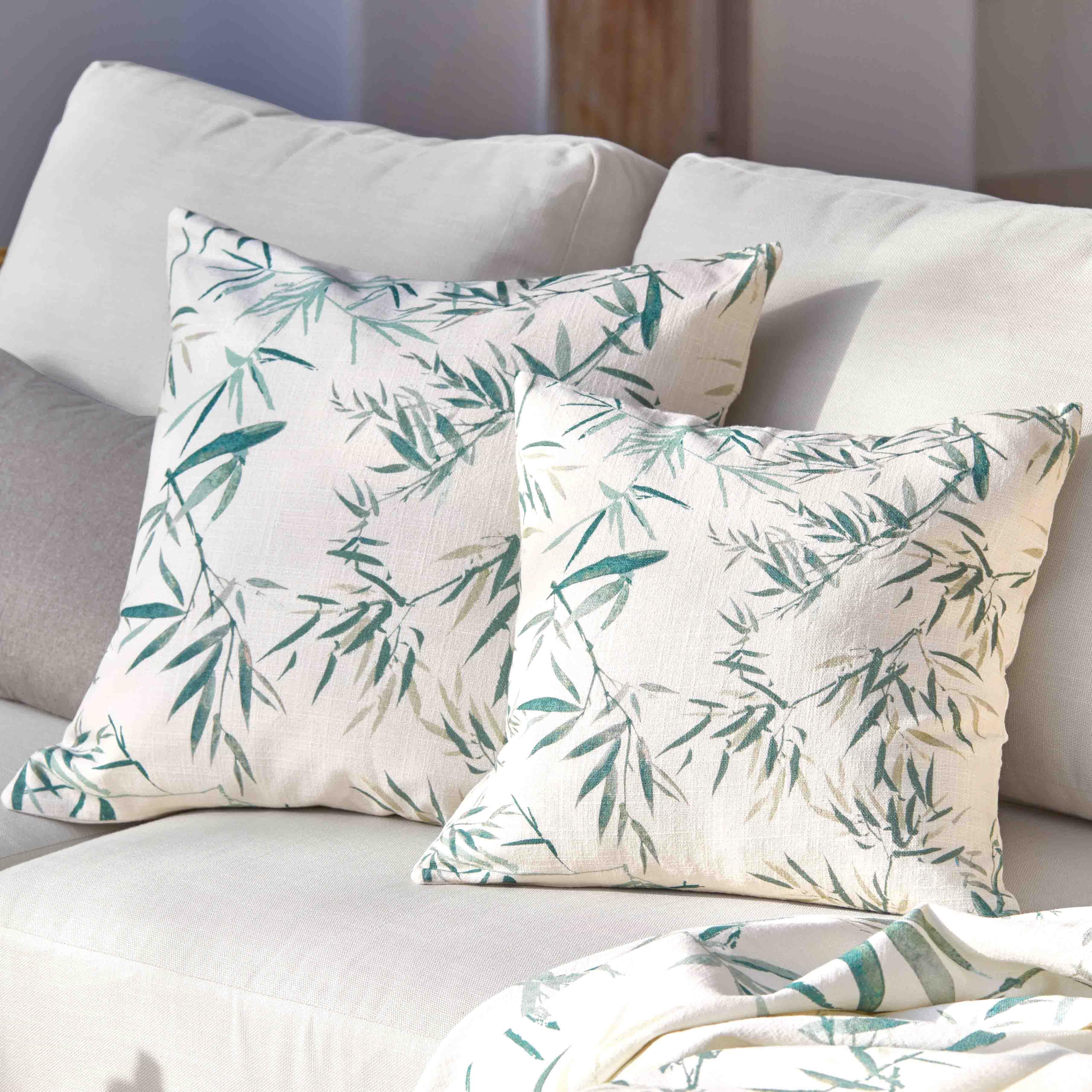 Zweiseitige Dekokissen aus Baumwolle in Creme mit grünem Blattmuster, stilvolle Wohnaccessoires