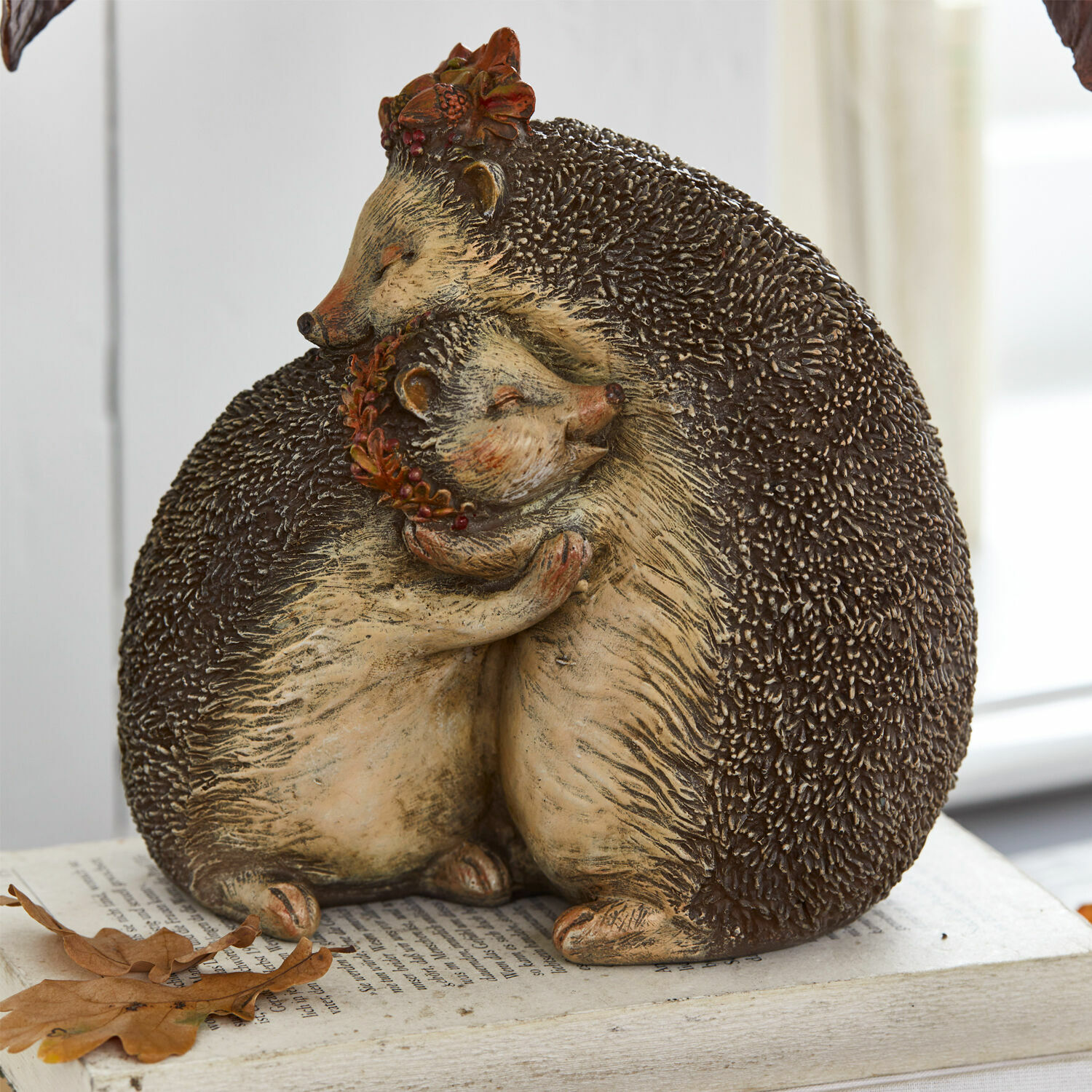 Figur zweier braun-beiger Igel auf Buch, herbstliche Wohnraumdekoration aus Kunststein