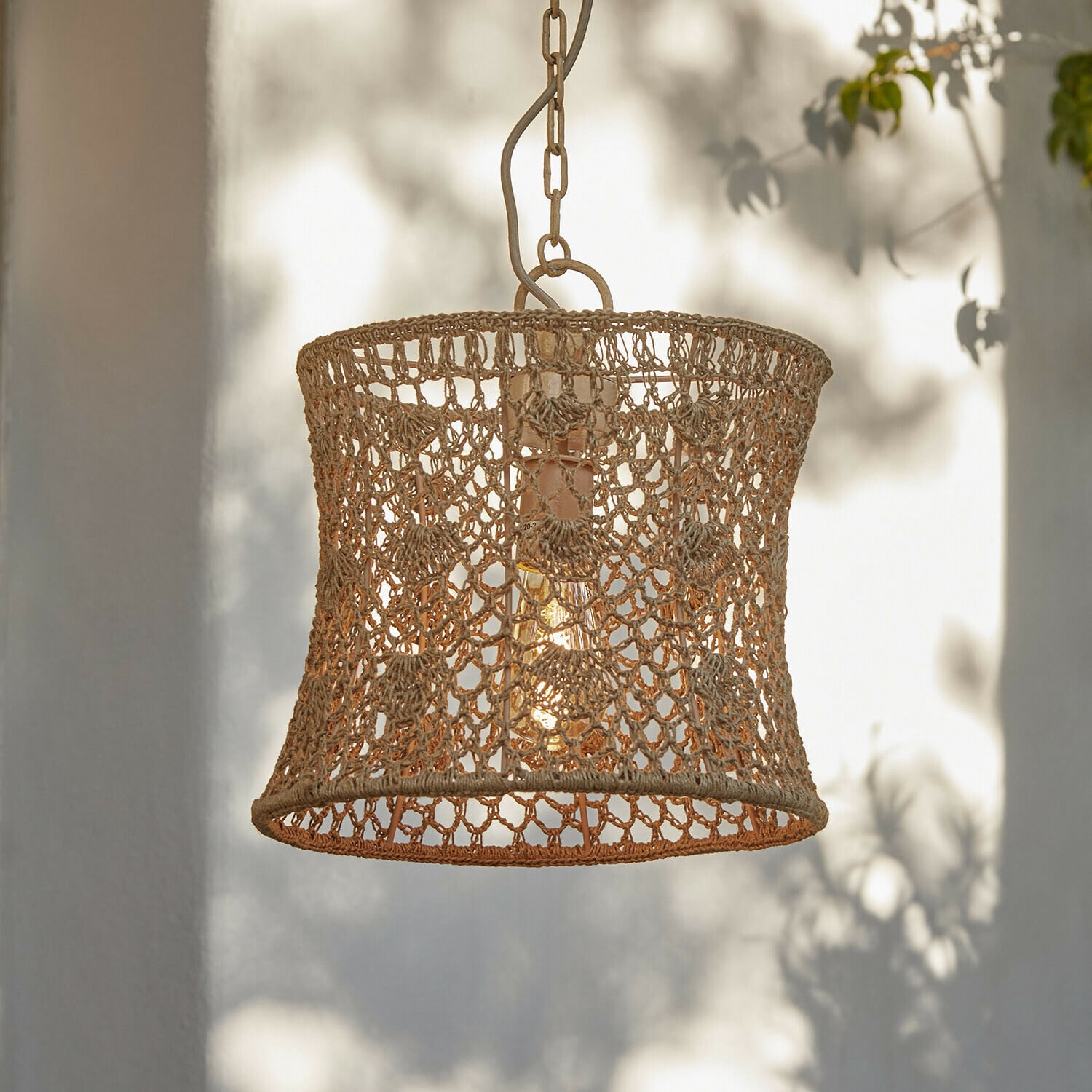 Hängelampe aus natürlichem beigefarbenem Seil mit dekorativem, durchbrochenem Lampenschirm