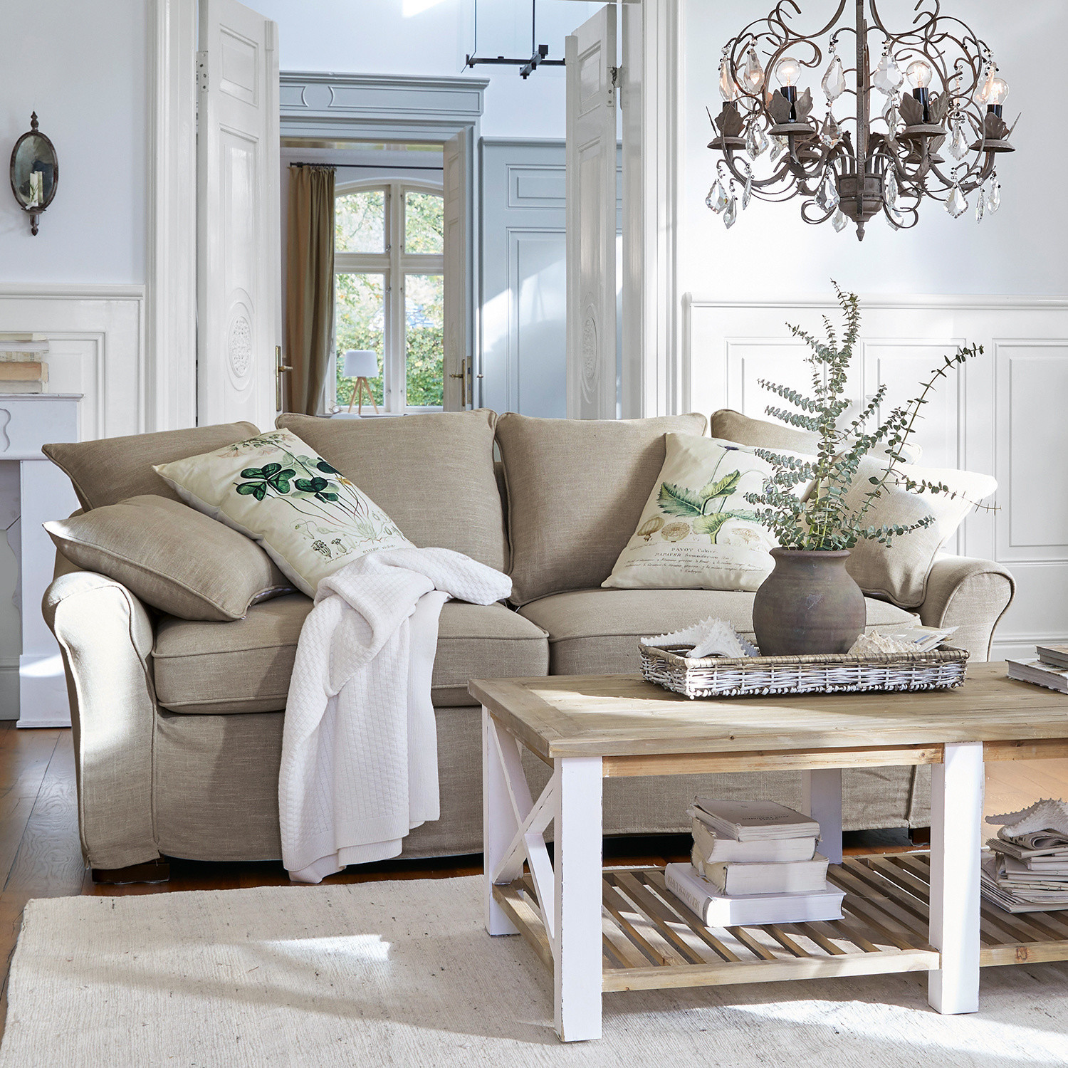 Sofa Long Beach Beiges Sofa aus Stoff mit dekorativen Kissen und Holzcouchtisch in hellem Wohnzimmer